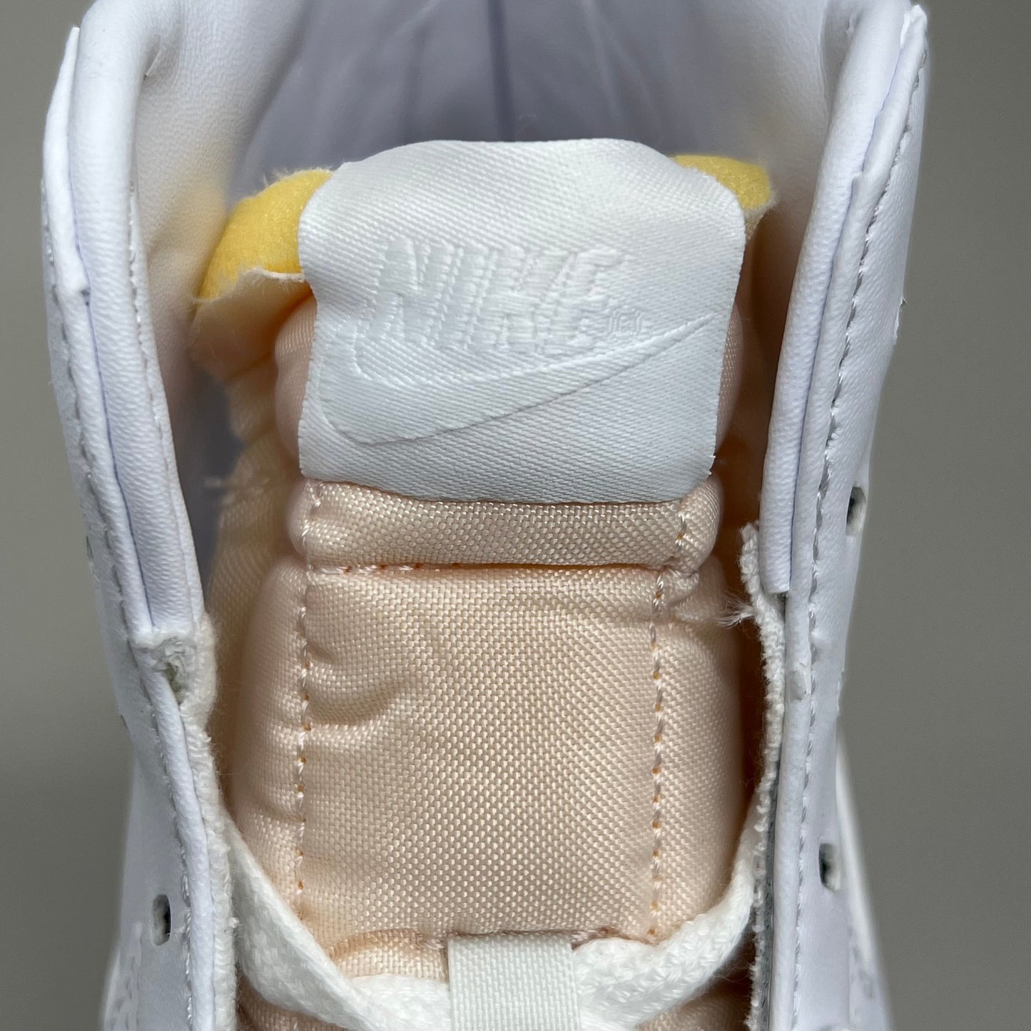 NIKE Blazer Mid 77' Zapatillas de corte alto Talla de mujer 10 Hombre 8.5 Blanco y Melocotón CZ1055-117