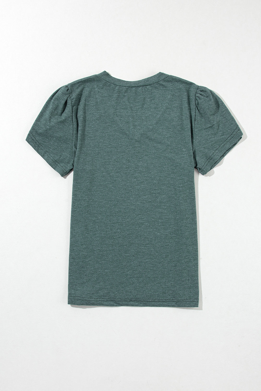Camiseta con cuello en V, manga pétalo, color verde niebla