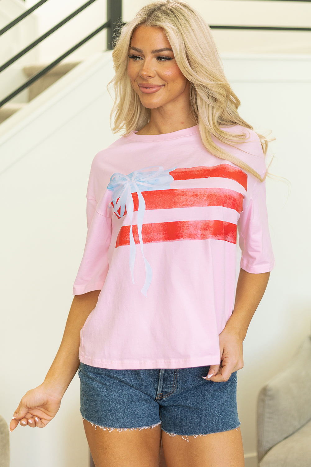 Camiseta de cuello redondo con lazo y bandera rosa claro