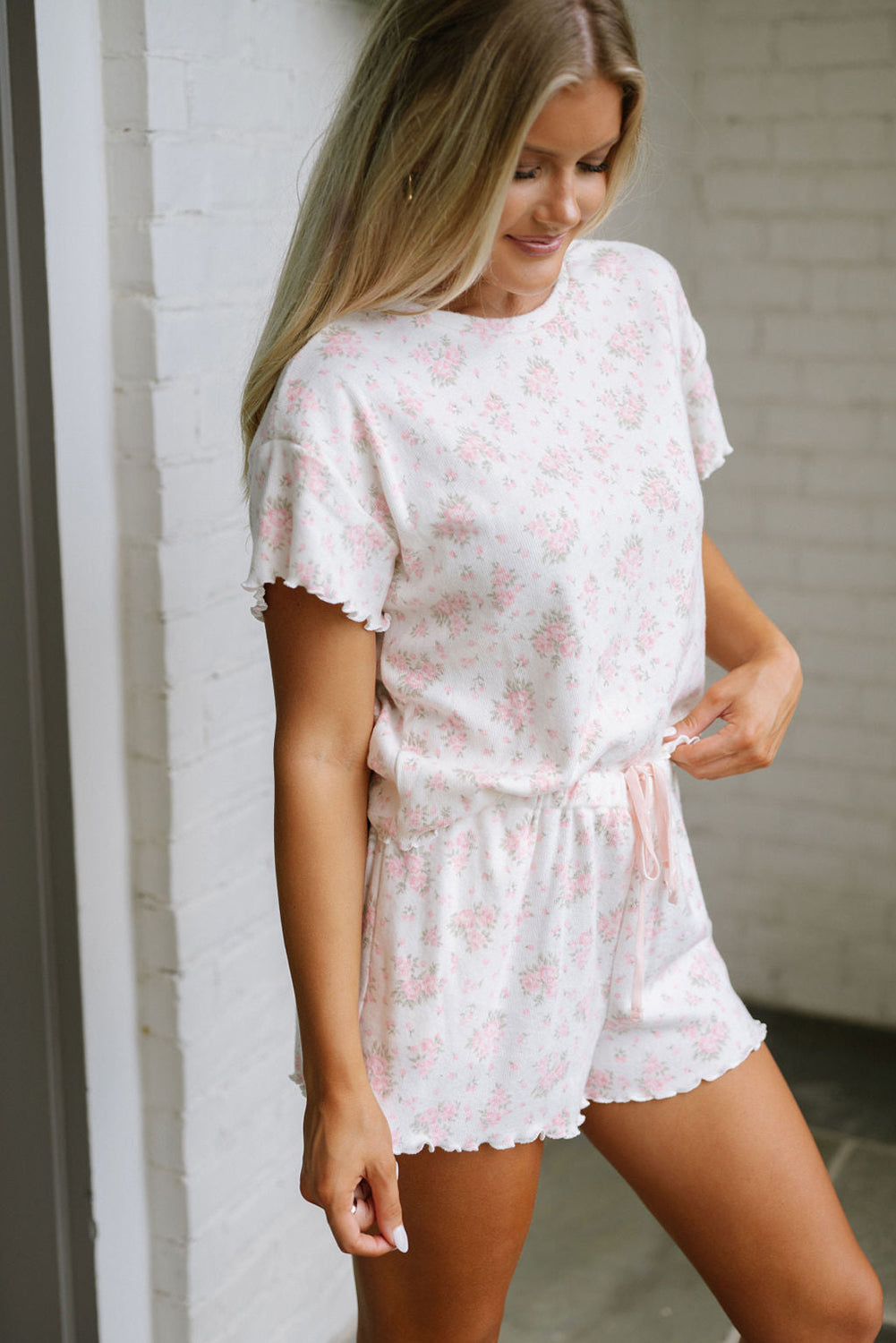 Conjunto de pijama de camiseta con ribete de lechuga y pantalones cortos con estampado floral rosa