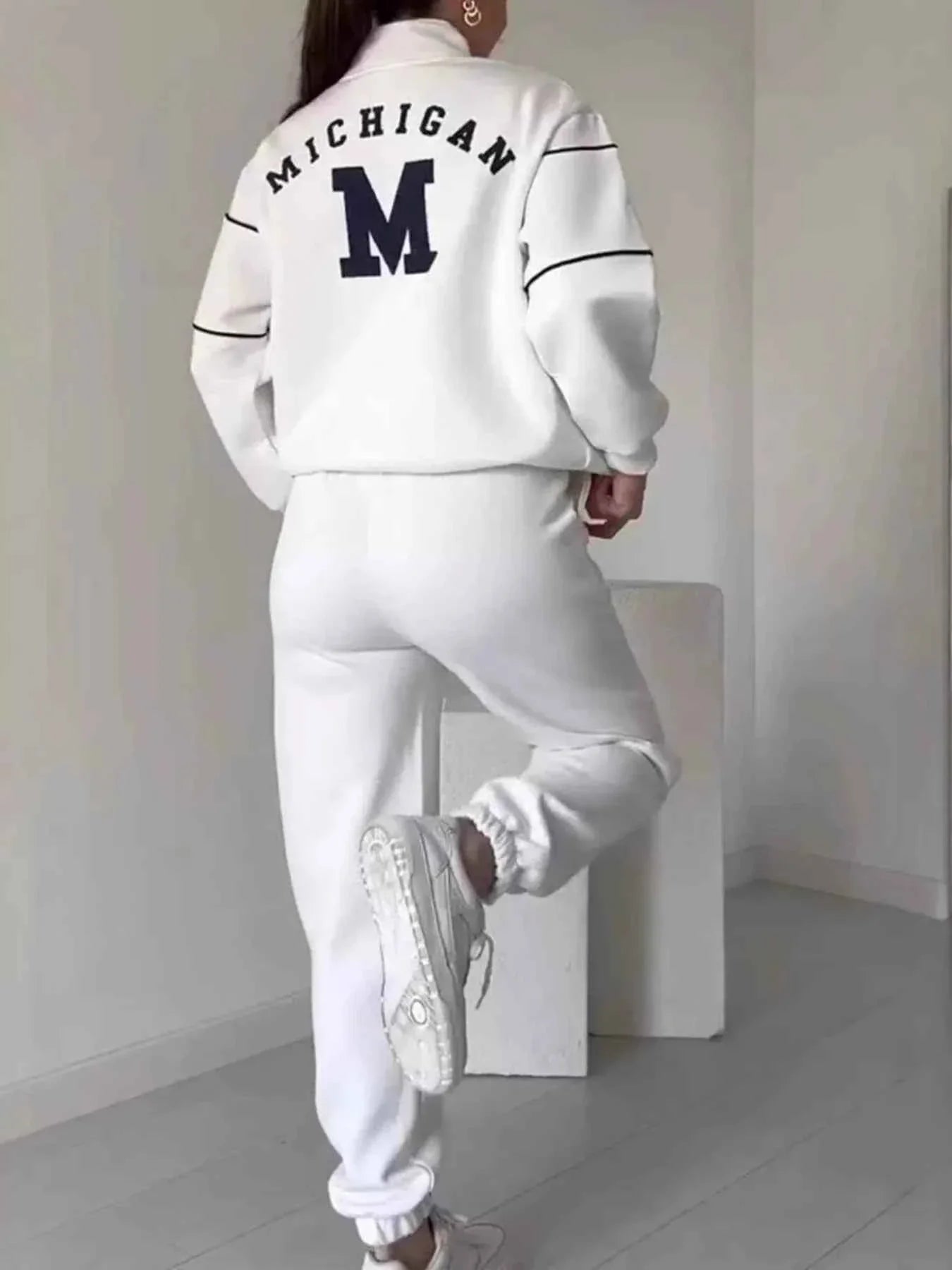 Conjunto de pantalón y top de rayas con cremallera hasta el pecho de talla grande