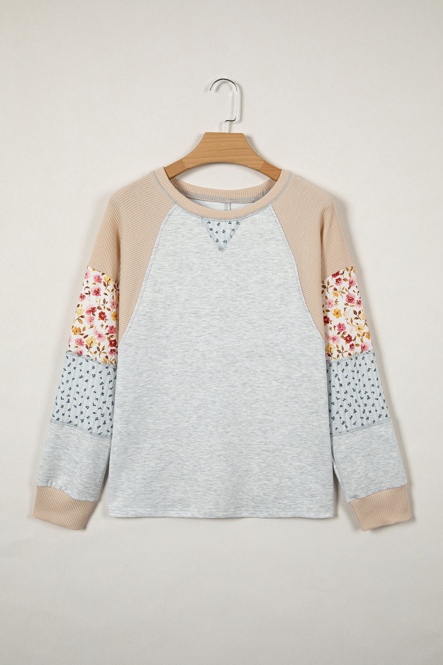 Camiseta tipo jersey de retales con costuras expuestas, manga raglán y estampado mixto gris claro