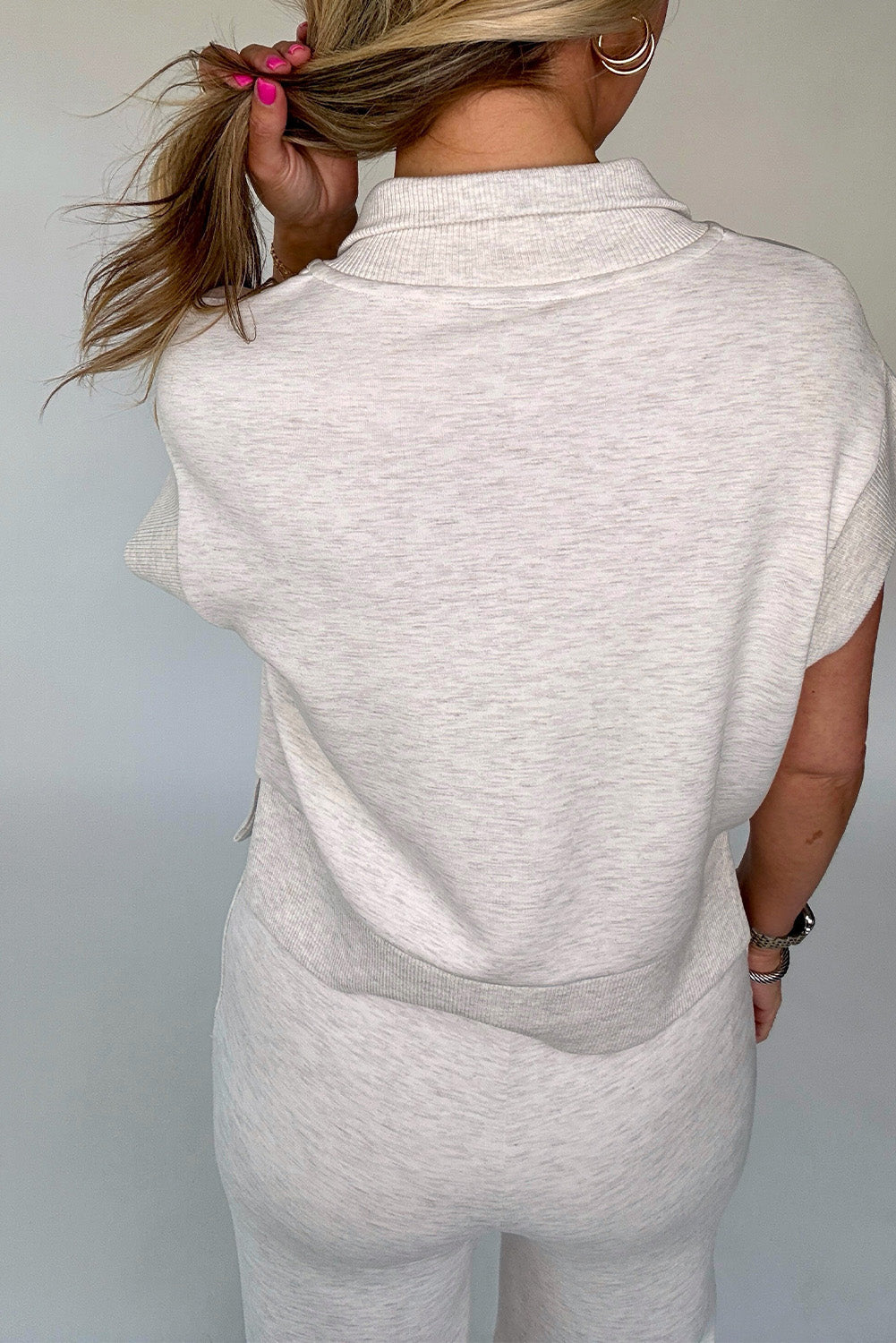 Conjunto de pantalón y polo de medio cierre gris claro