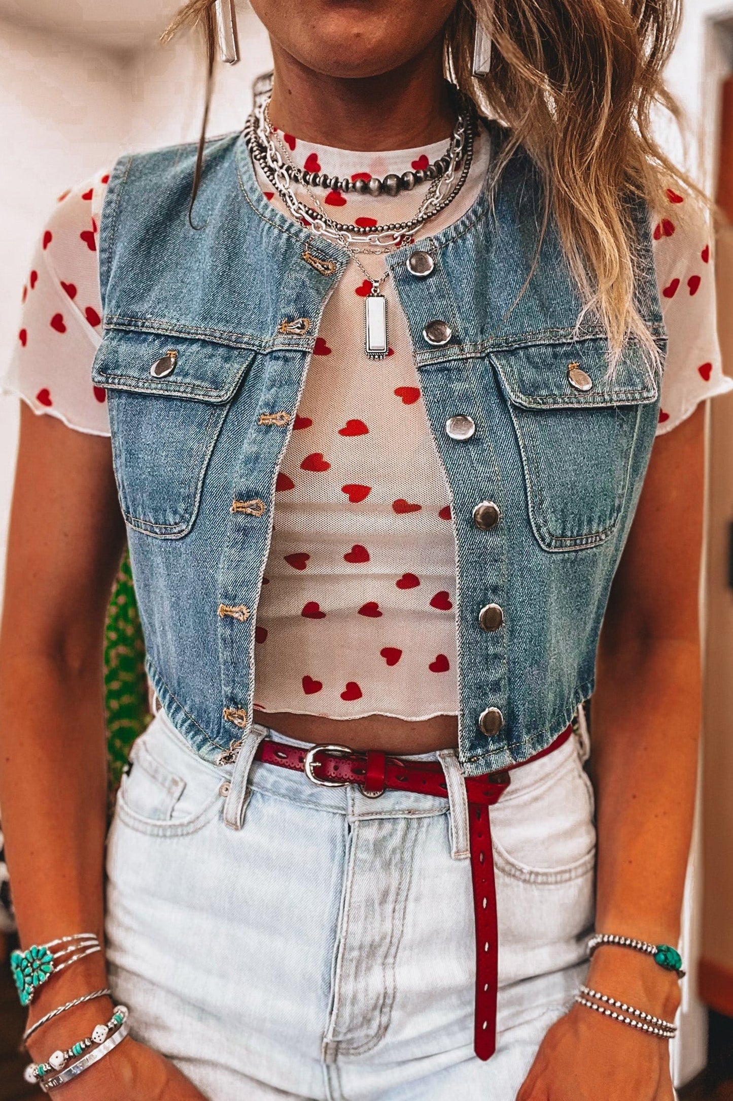 Top de malla de manga corta con estampado integral de corazones rojos