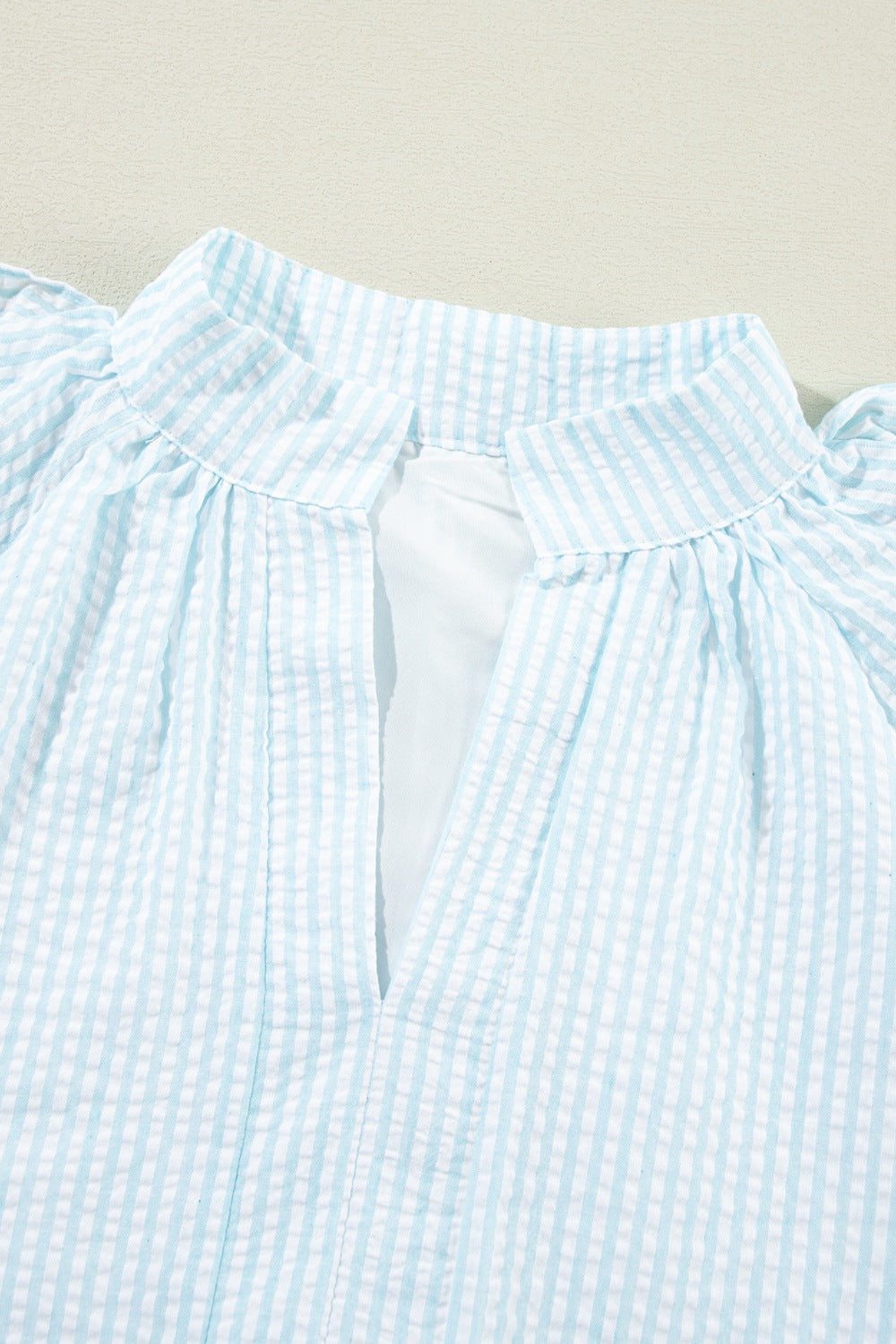 Minivestido con volantes, rayas y escote en V