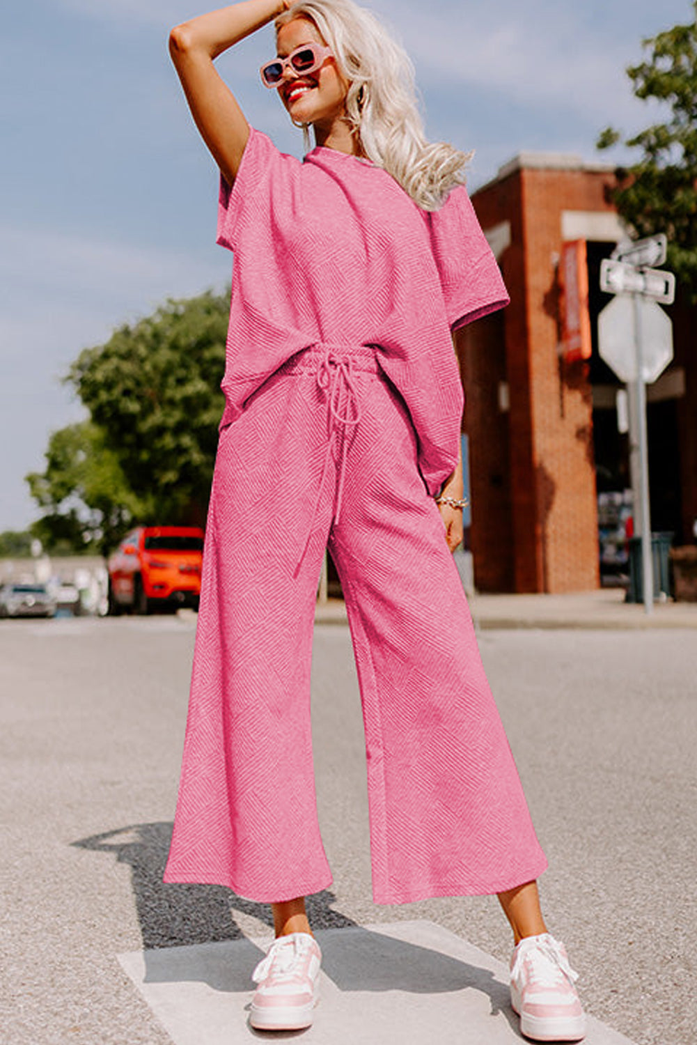 Conjunto de camiseta rosa fresa texturizada de corte holgado y pantalones con cordón