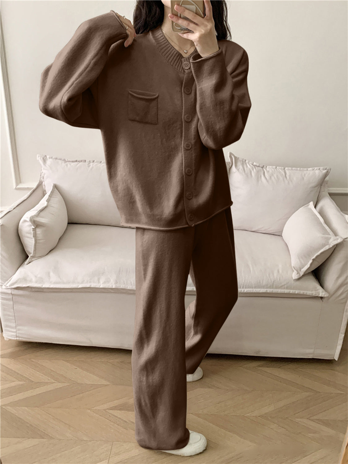 Conjunto de cárdigan con cuello redondo y botones, y pantalón