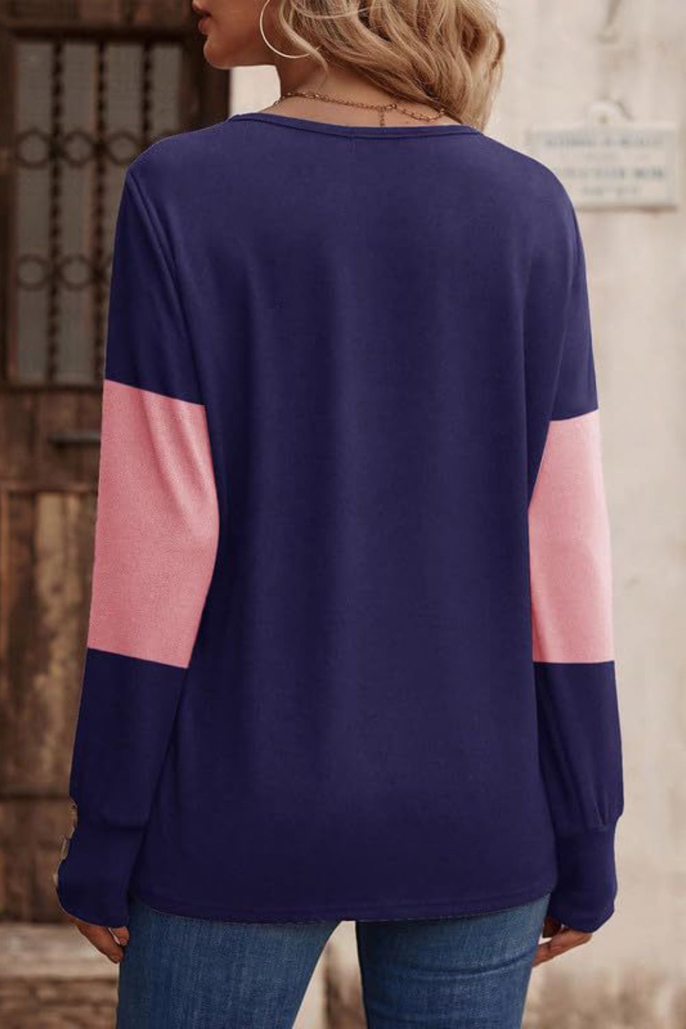 Camiseta de Manga Larga con Cuello de Pico en Contraste y Botones Decorativos