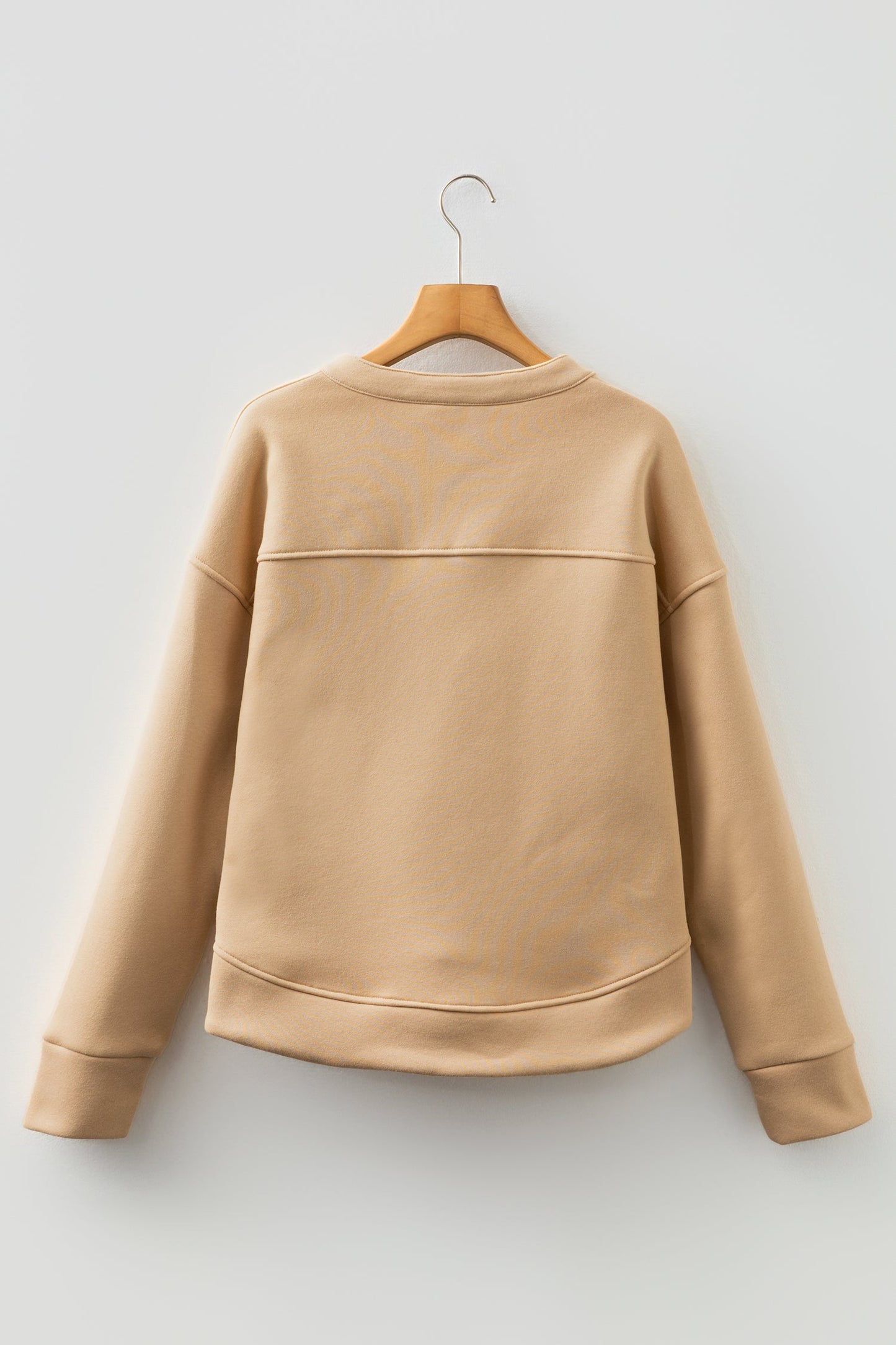 Sudadera con cuello de pico, detalles de ojales y color beige francés claro