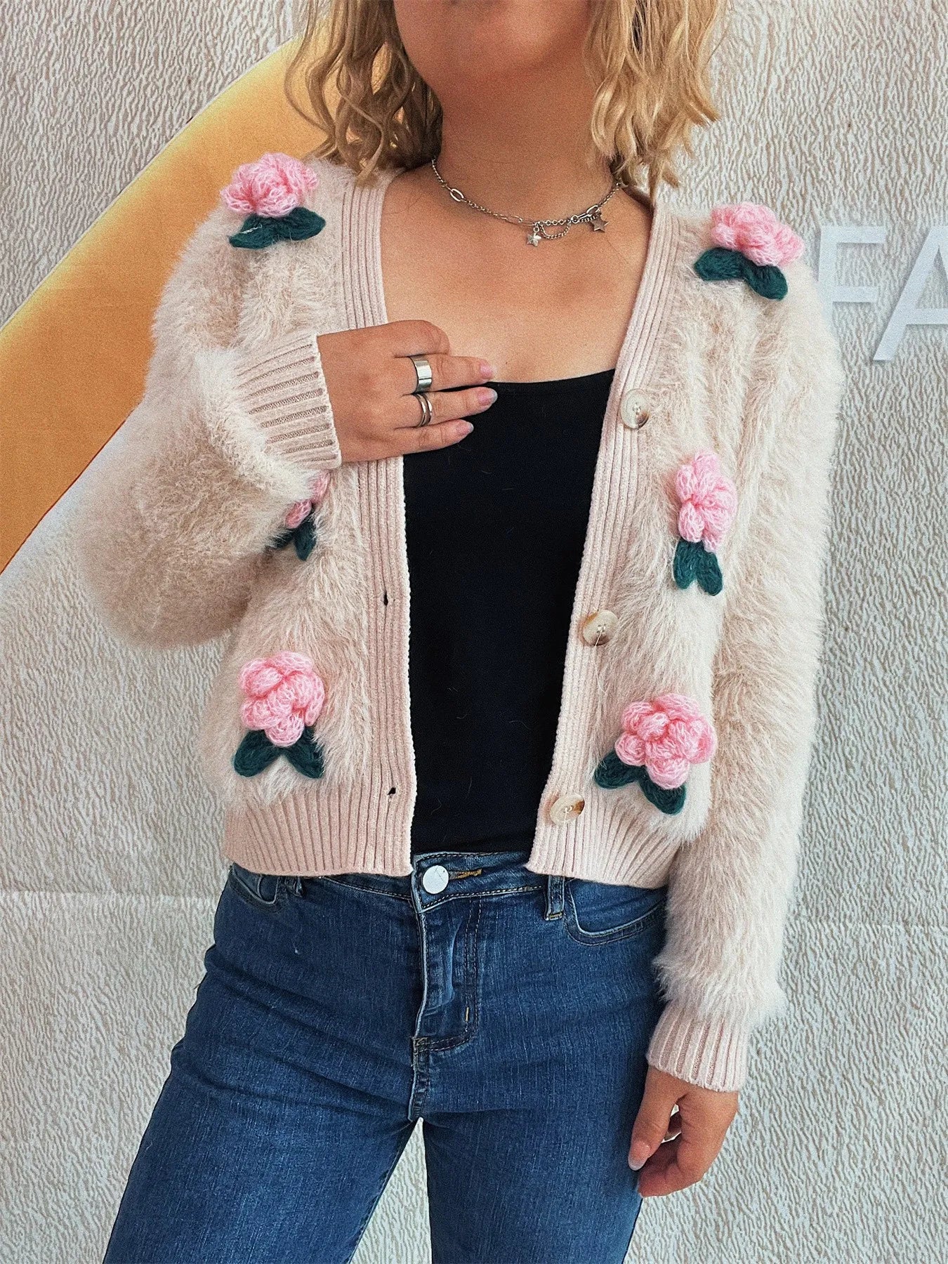 Cárdigan de mujer con botones de flores y peluche
