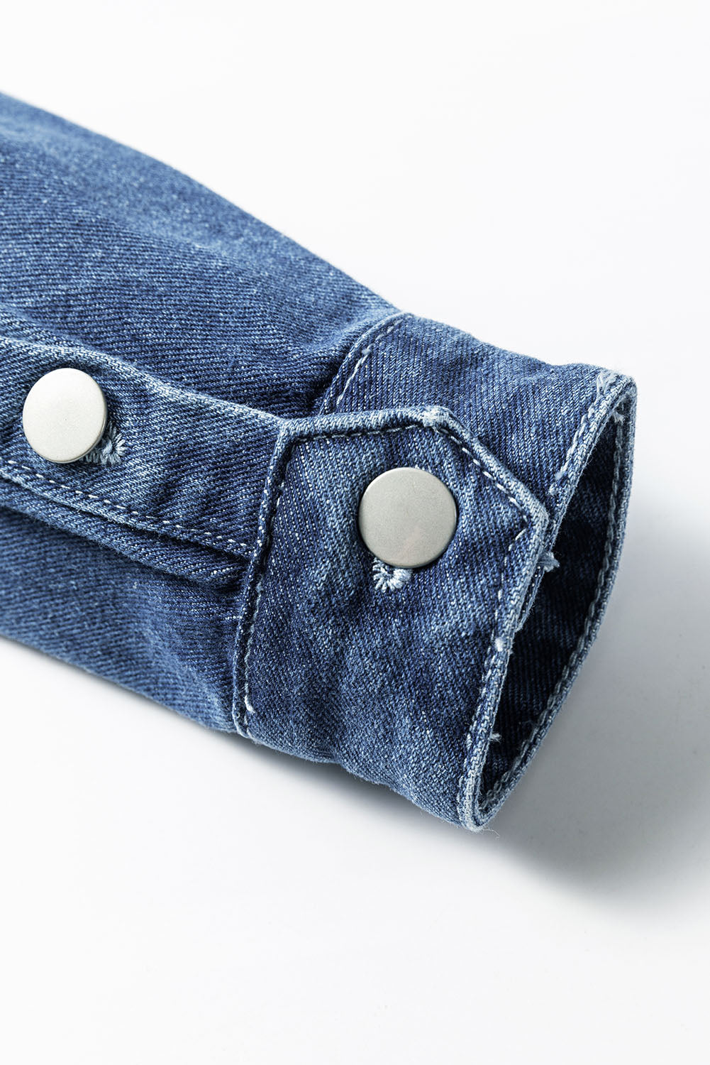 Chaqueta larga de jean celeste con lavado claro, efecto envejecido y deshilachado