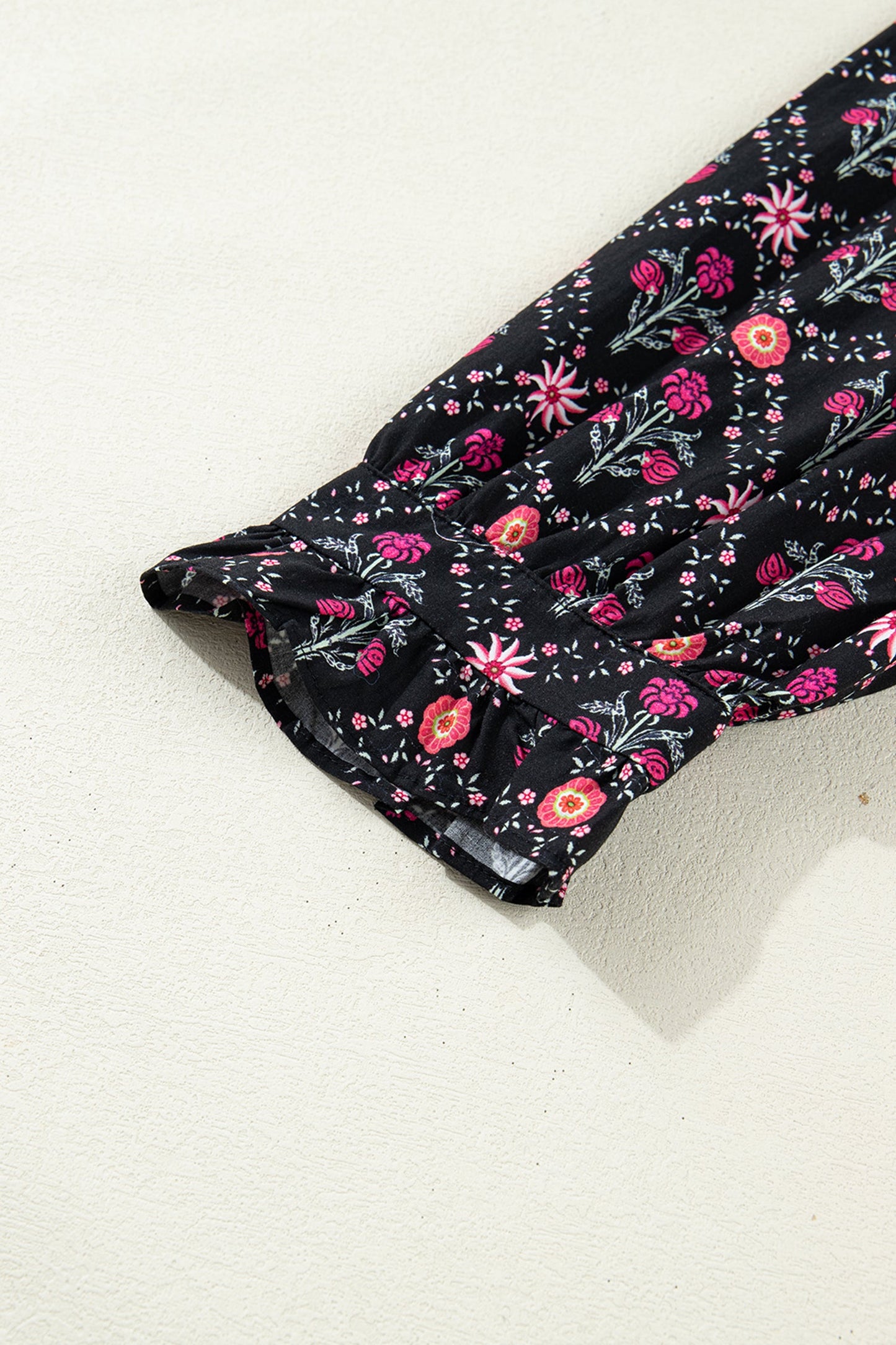 Blusa vintage floral con escote en V de contraste negro y manga tres cuartos