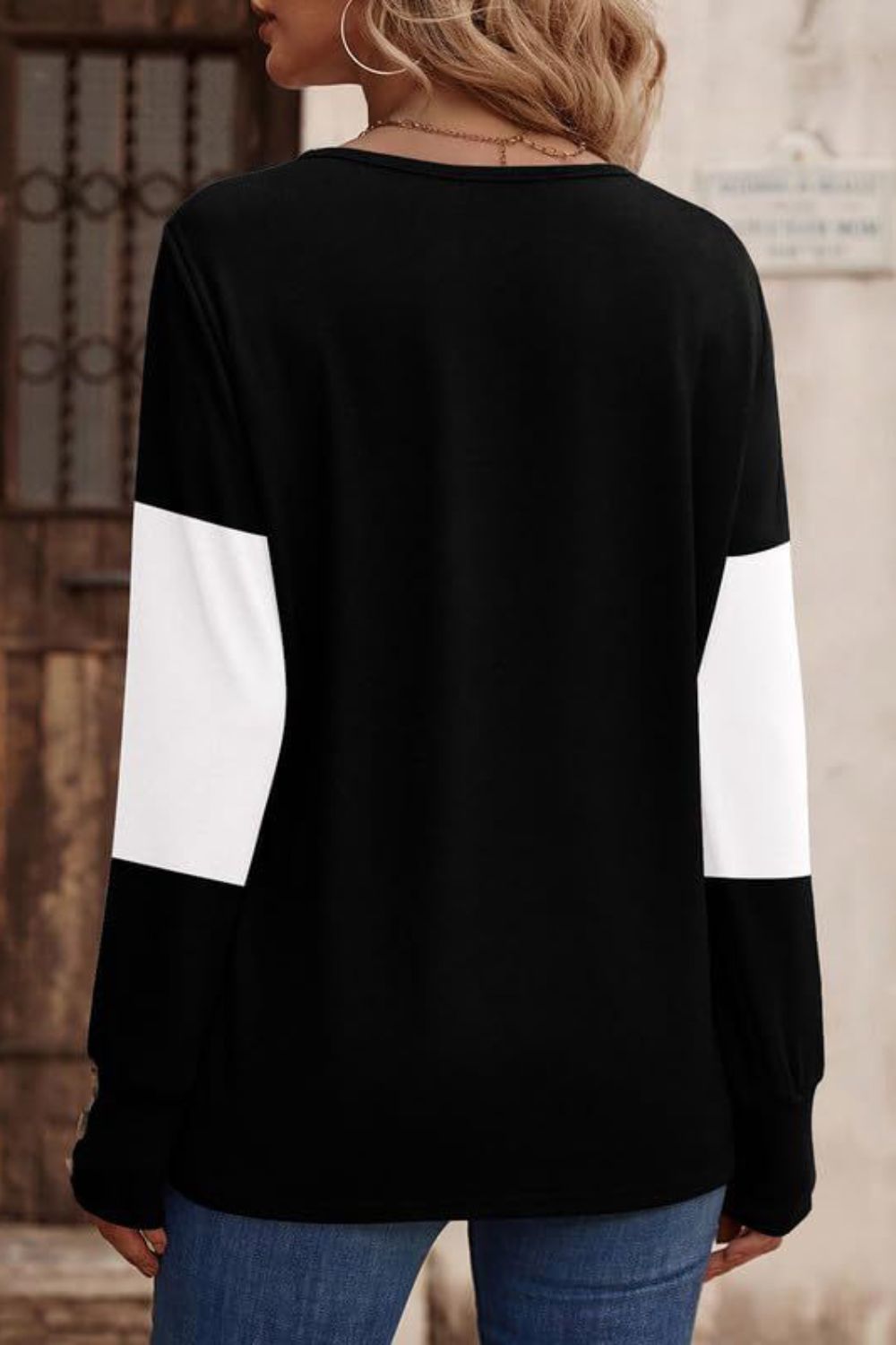 Camiseta de Manga Larga con Cuello de Pico en Contraste y Botones Decorativos