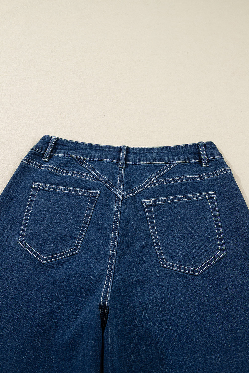 Vaqueros azules con pespuntes, detalle en la cintura y dobladillo vuelto