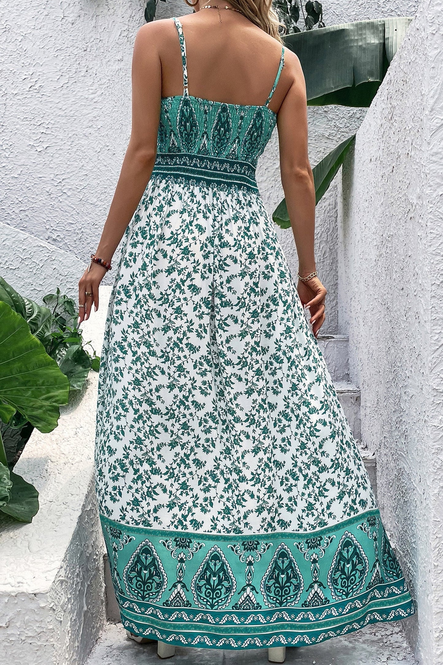 Vestido largo camisero fruncido con estampado floral bohemio verde