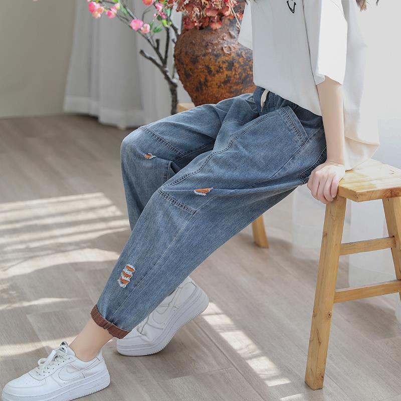Vaqueros capri rasgados de moda de verano para mujer