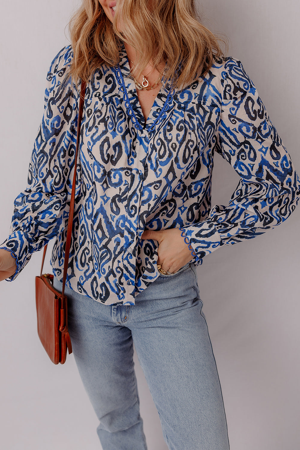 Camisa de manga larga bordada con cuello en V y estampado bohemio azul