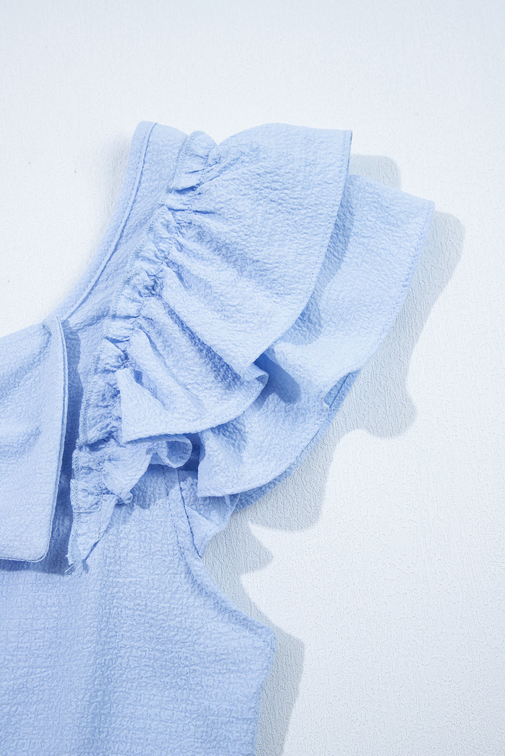 Blusa Beau Blue con mangas mariposa con volantes y nudo de lazo texturizado