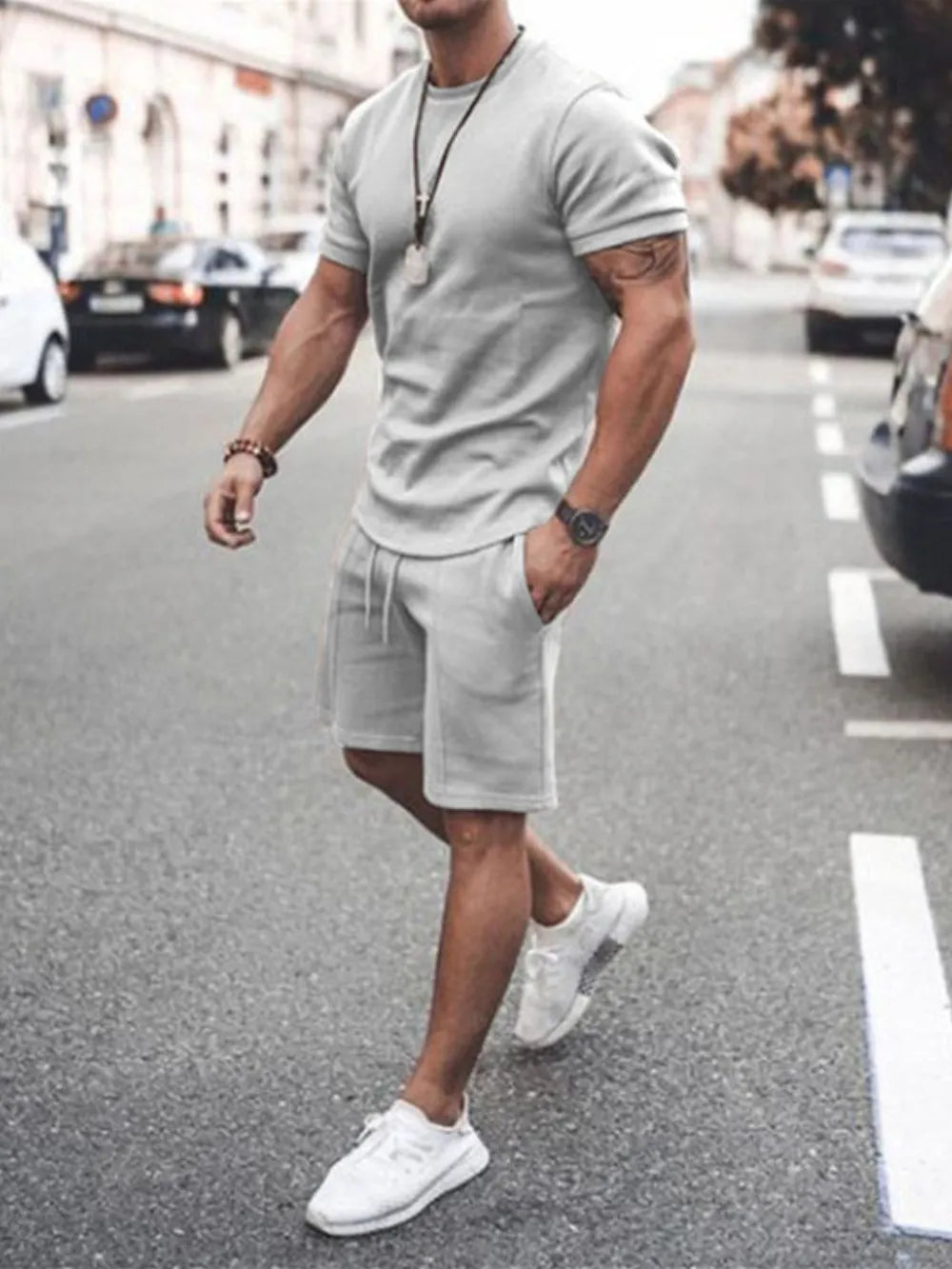 Conjunto de camiseta de manga corta con cuello redondo y pantalones cortos de talla grande para hombre