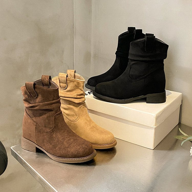 Botines de tacón grueso de ante para mujer que estilizan la figura