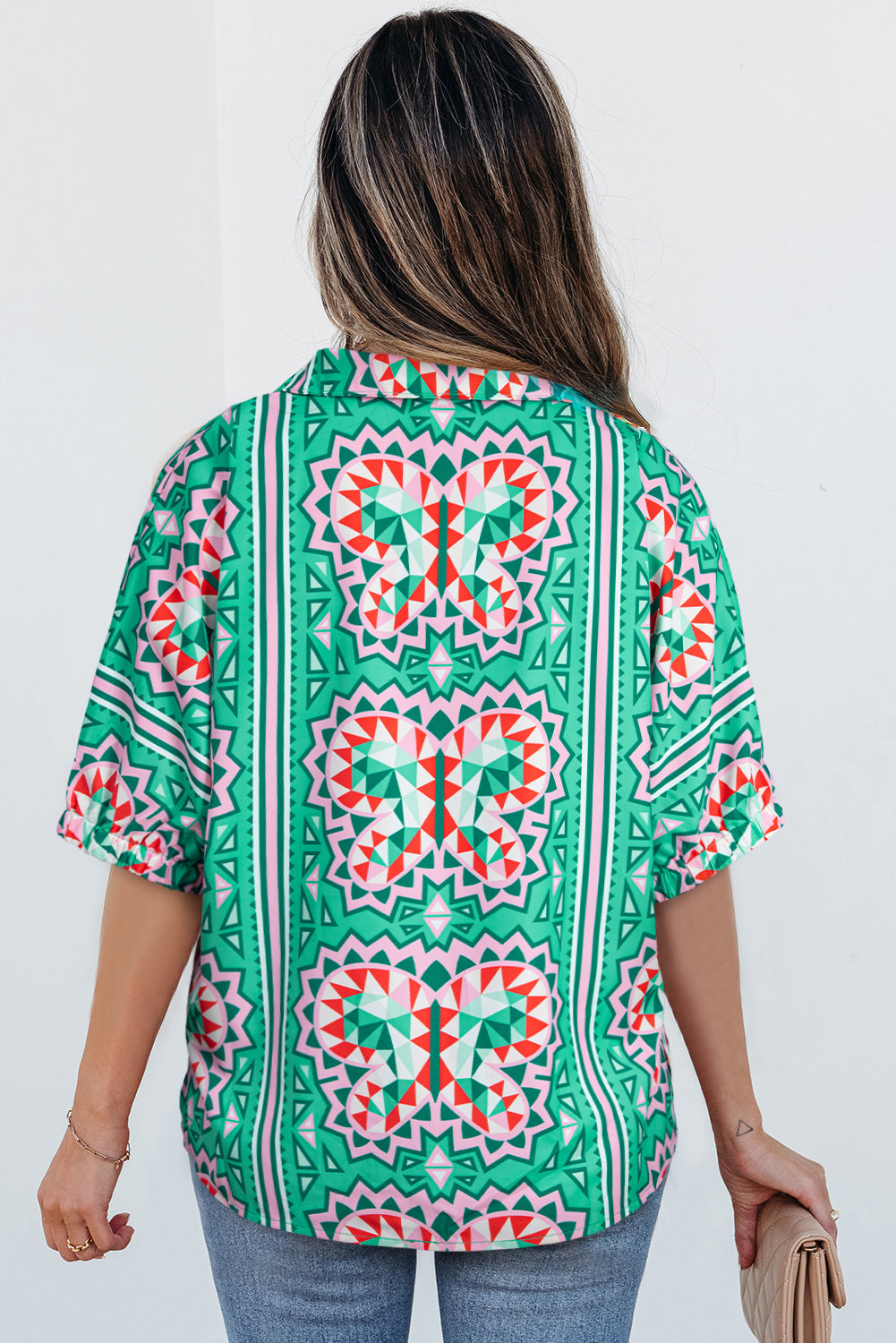 Blusa con cuello en V, estampado abstracto bohemio en verde mar y rayas en contraste