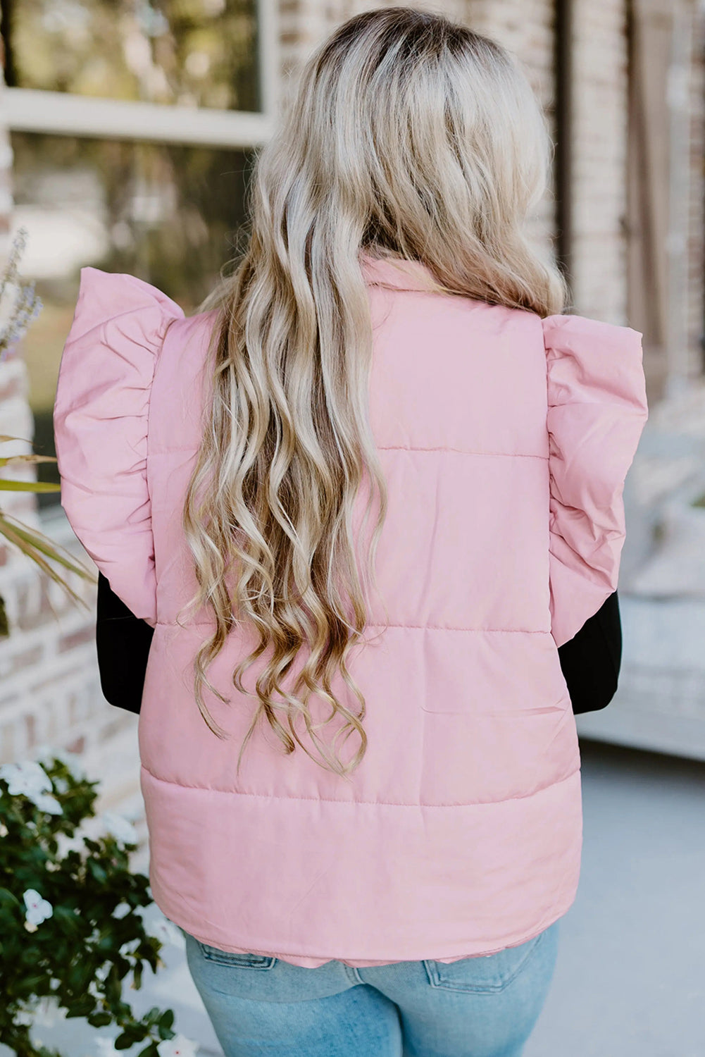 Chaleco acolchado rosa con cuello alto, mangas con volantes y botones a presión