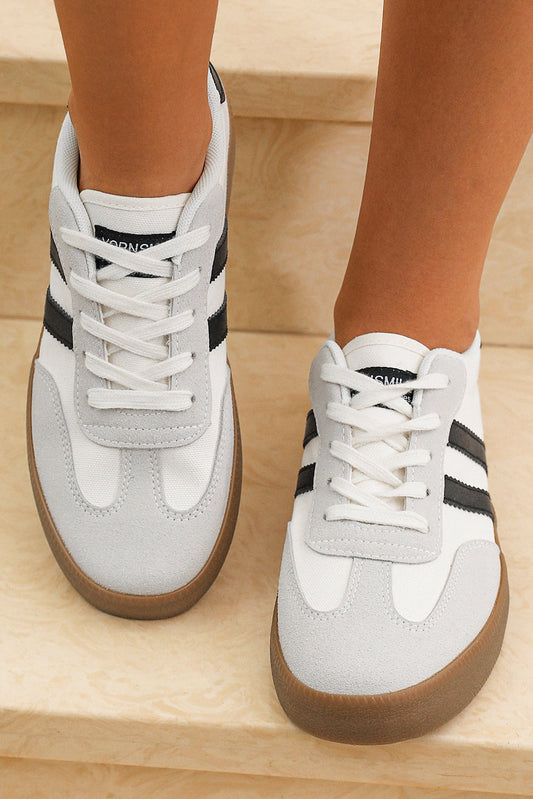 Zapatillas planas con cordones y rayas blancas