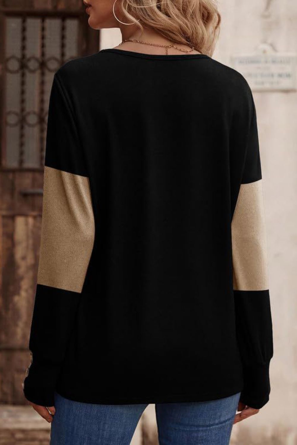 Camiseta de Manga Larga con Cuello de Pico en Contraste y Botones Decorativos
