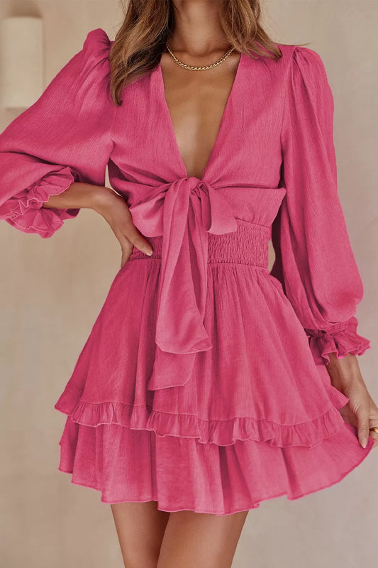 Elegante minivestido con volantes, lazo delantero y cintura fruncida