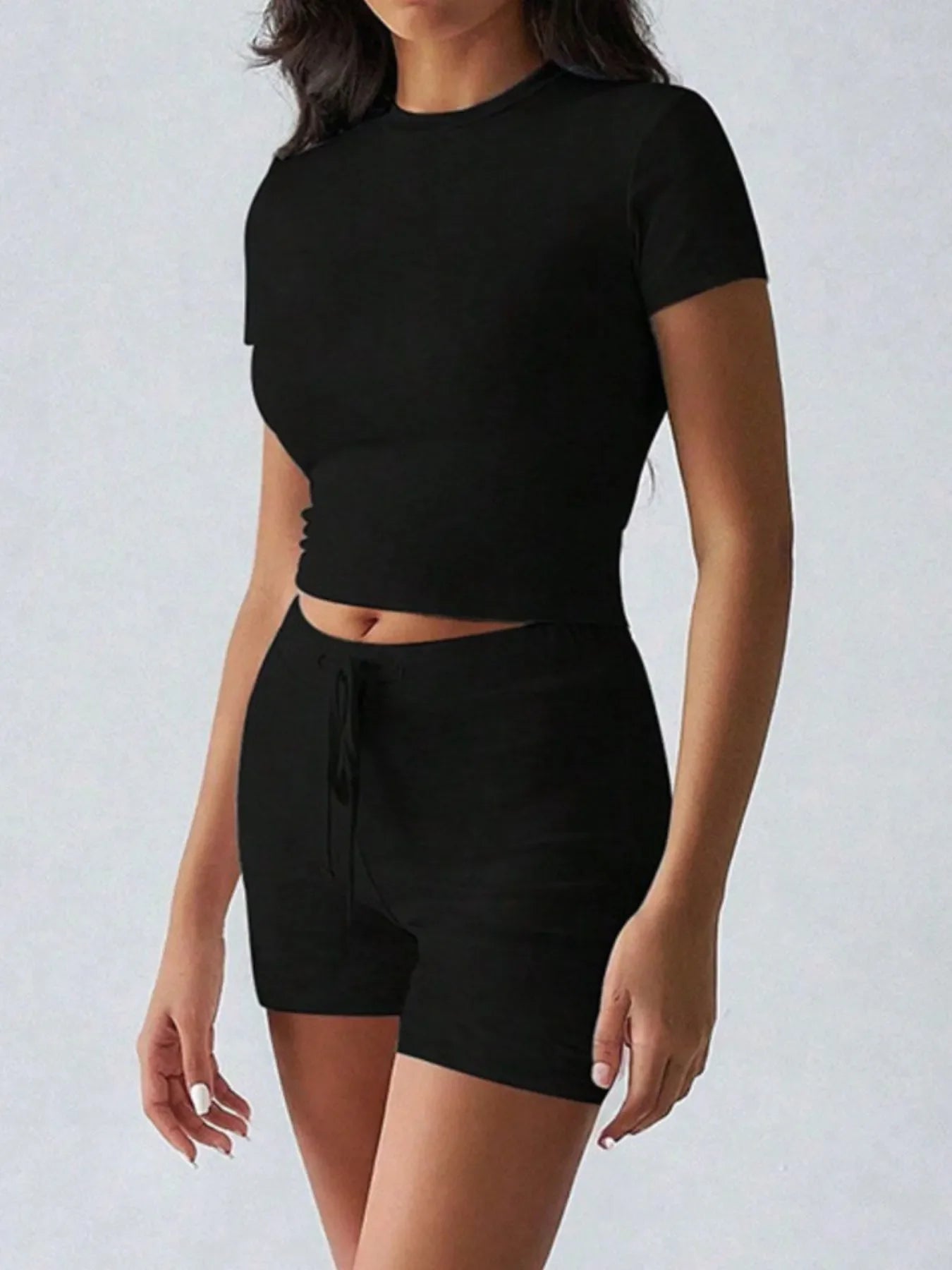 Conjunto de top de manga corta con cuello redondo y shorts