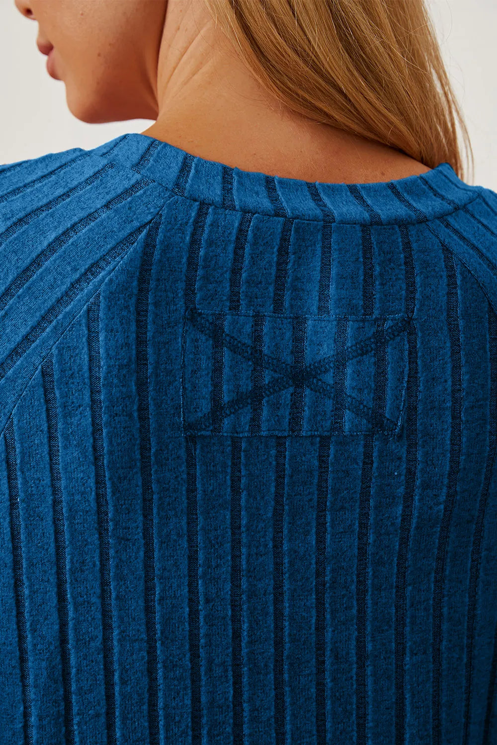 Camiseta básica de canalé con manga de orificio para pulgar y de talla completa para mujer