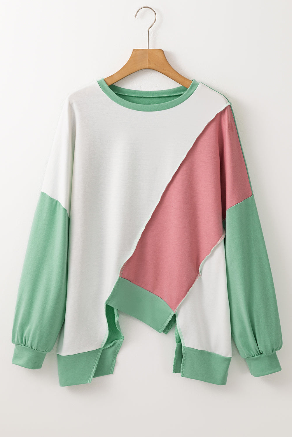 Camiseta de manga larga con dobladillo irregular y costuras a bloques de color