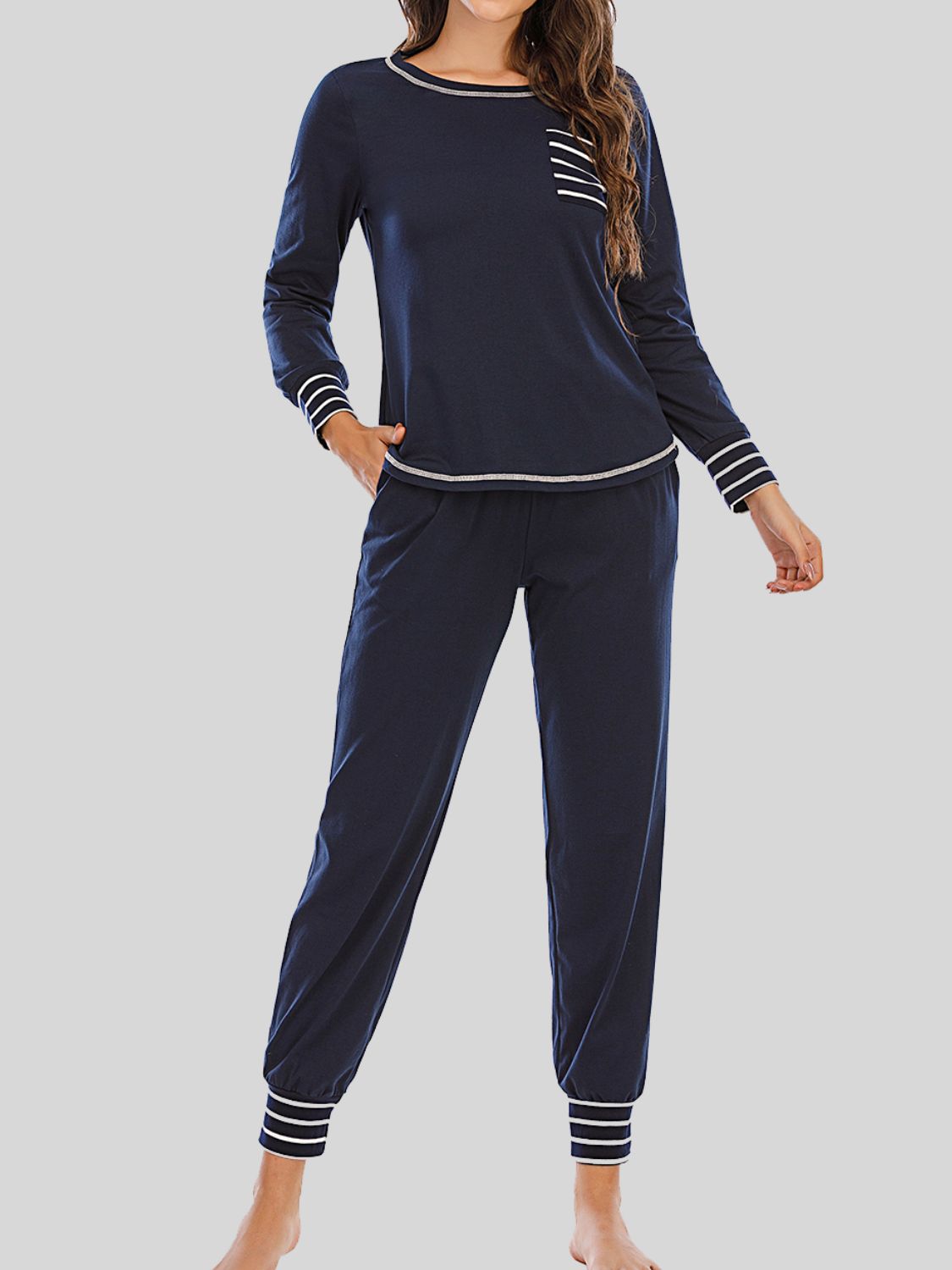 Conjunto de pantalones y top de cuello redondo para estar en casa