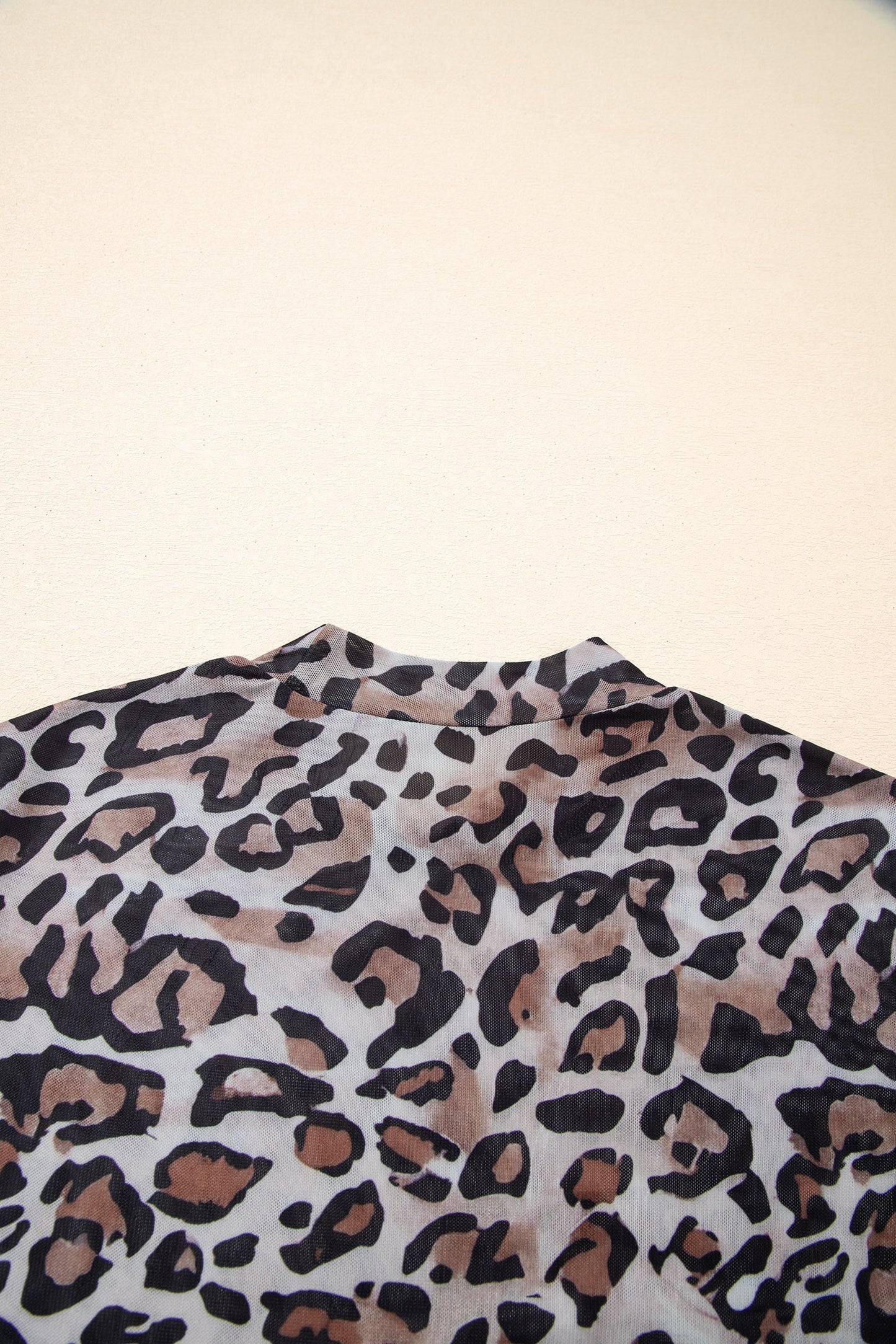 Top de manga larga de malla con cuello alto y estampado de leopardo marrón
