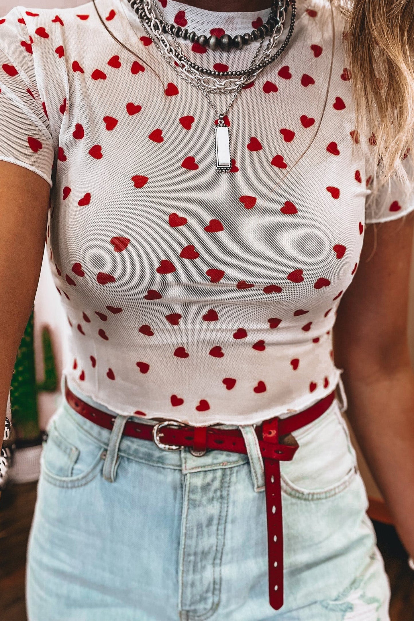 Top de malla de manga corta con estampado integral de corazones rojos
