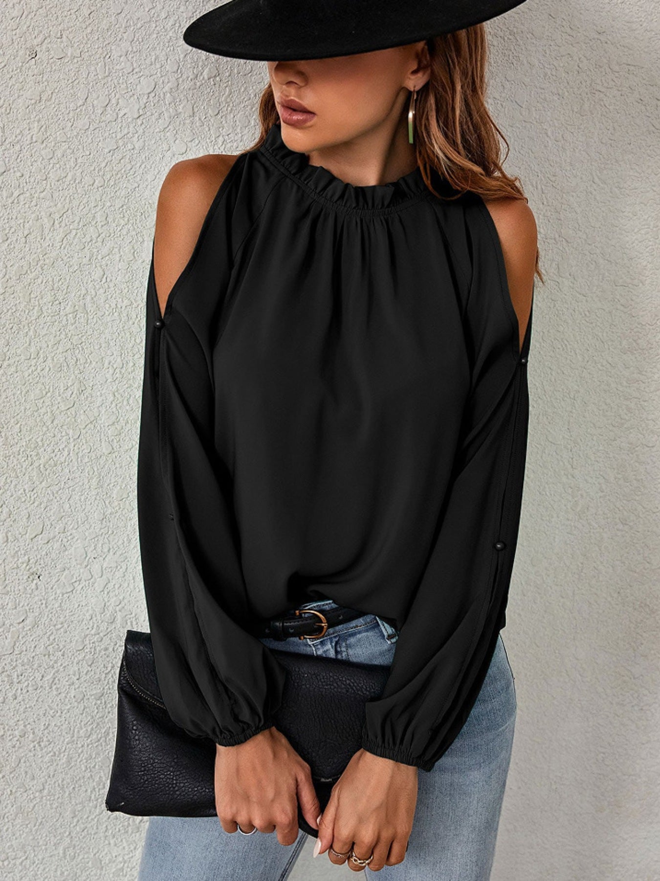 Blusa con volantes en el cuello y hombros descubiertos