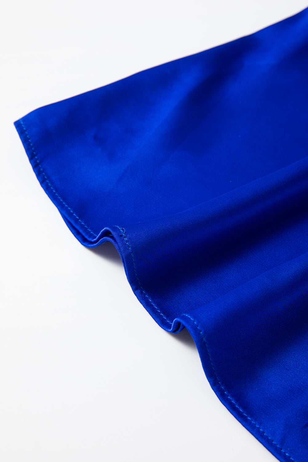 Blusa de satén asimétrica azul oscuro con una manga acampanada y un hombro al descubierto