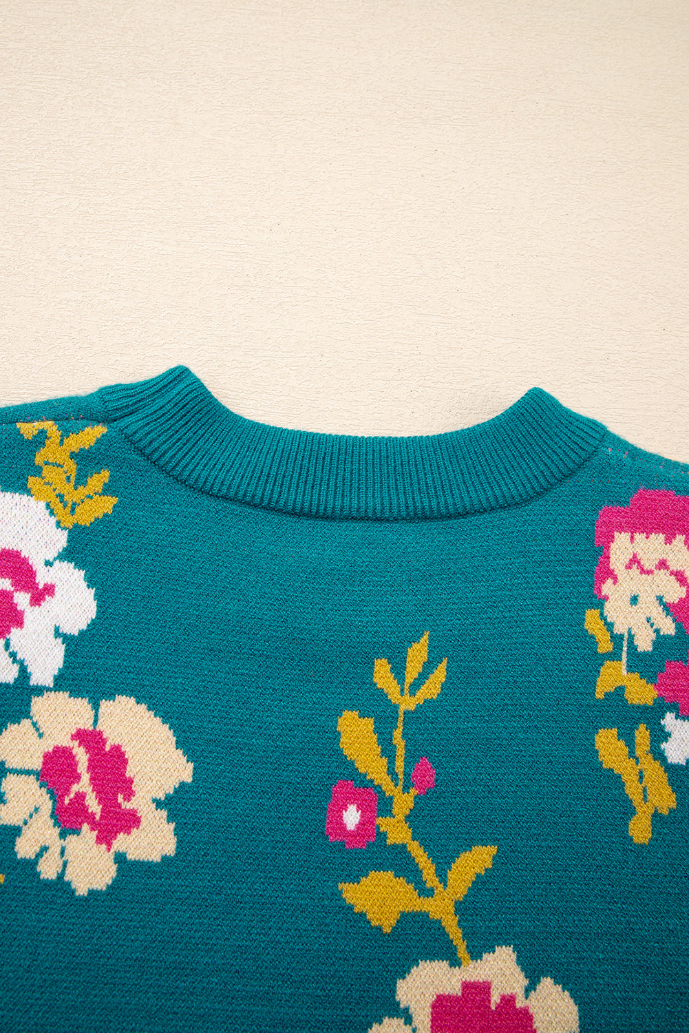 Camiseta de punto de manga corta con cuello alto y estampado de flores azules