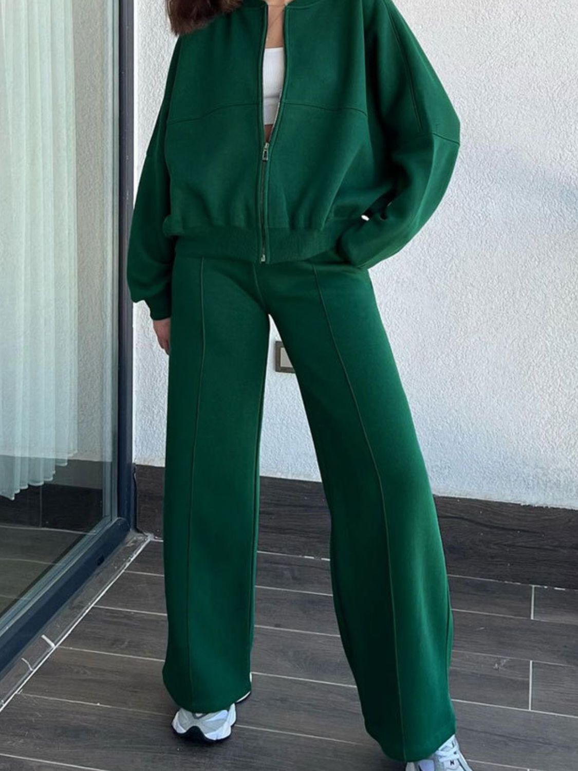 Conjunto de top con cremallera y cuello estilo béisbol y pantalones con cordón