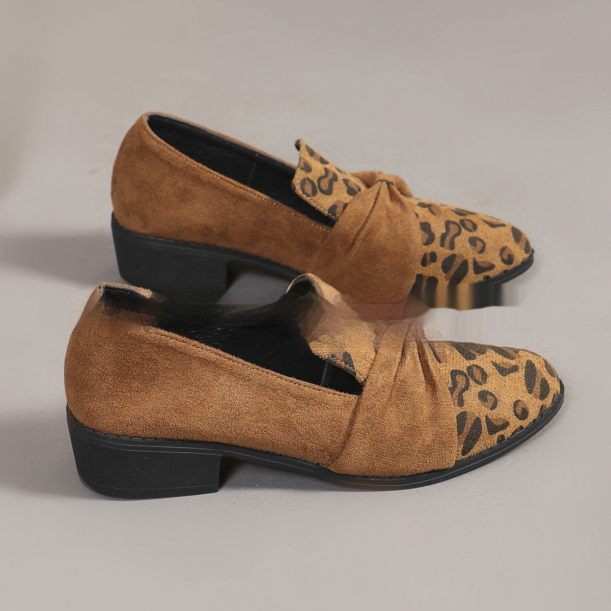 Zapatos de tacón de leopardo para mujer
