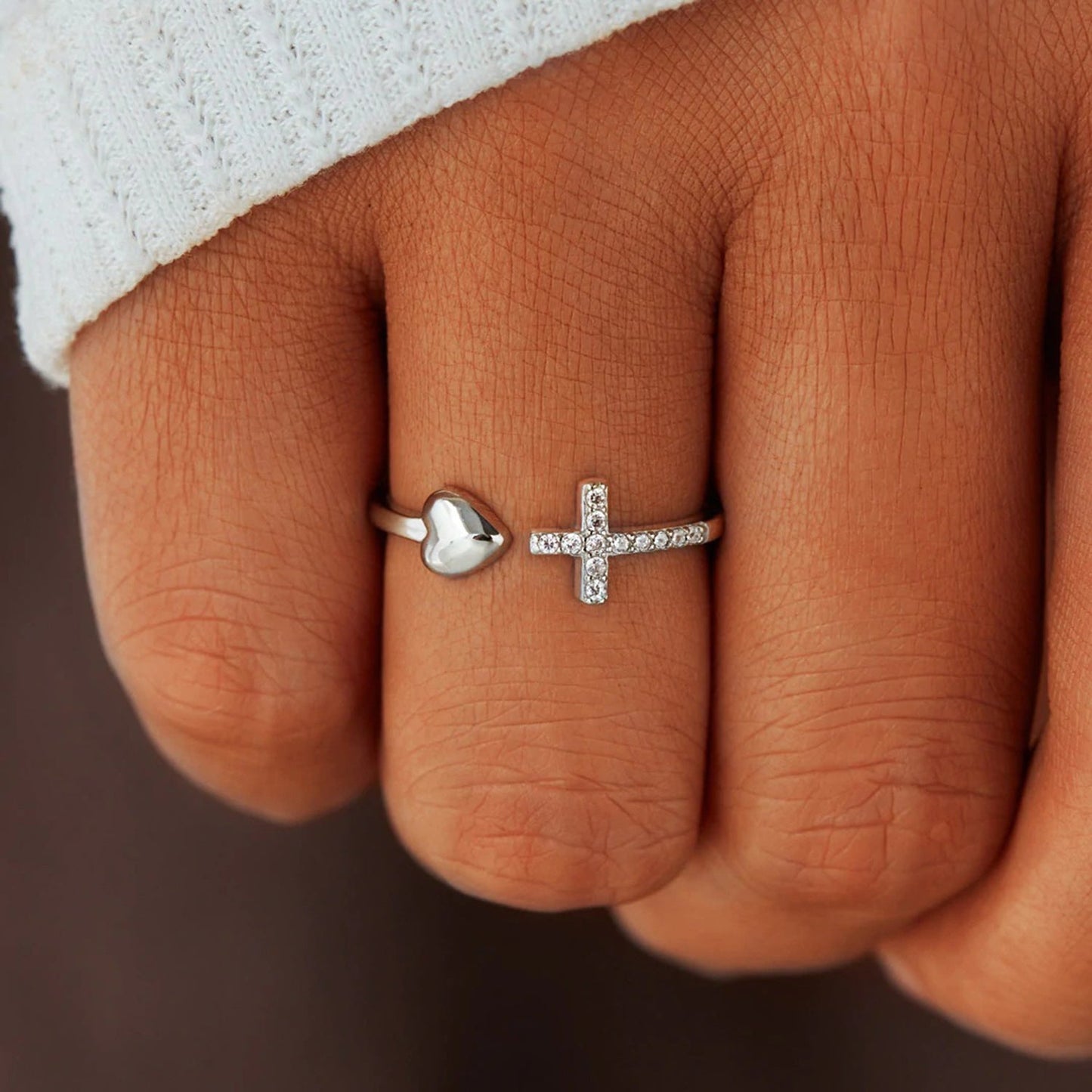 Anillo Abierto de Circonita con Cruz y Forma de Corazón Incrustadas