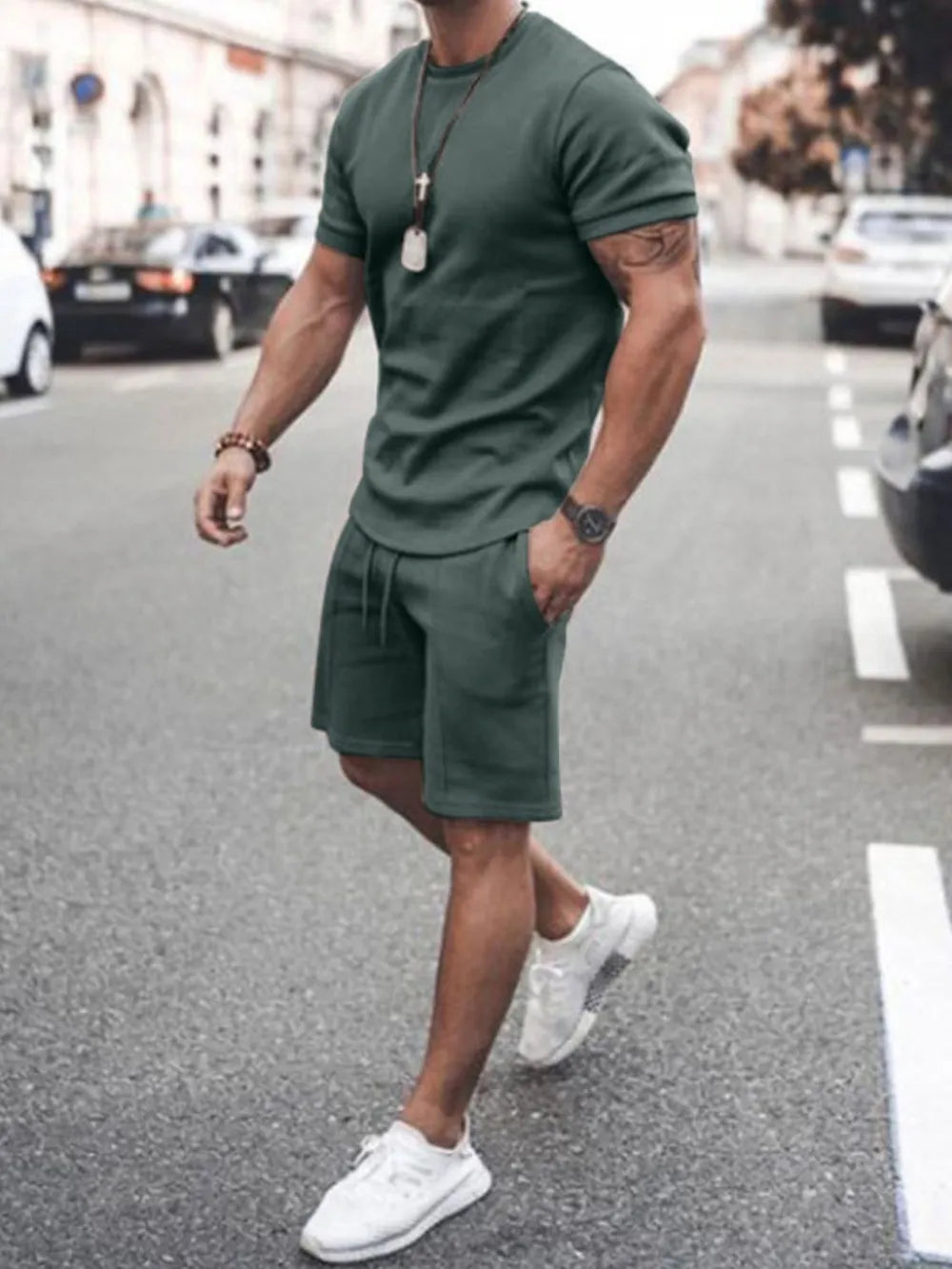 Conjunto de camiseta de manga corta con cuello redondo y pantalones cortos de talla grande para hombre