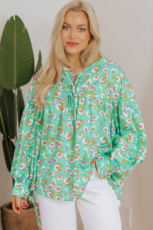 Blusa Babydoll Verde con Estampado Abstracto, Mangas Linterna y Cordones