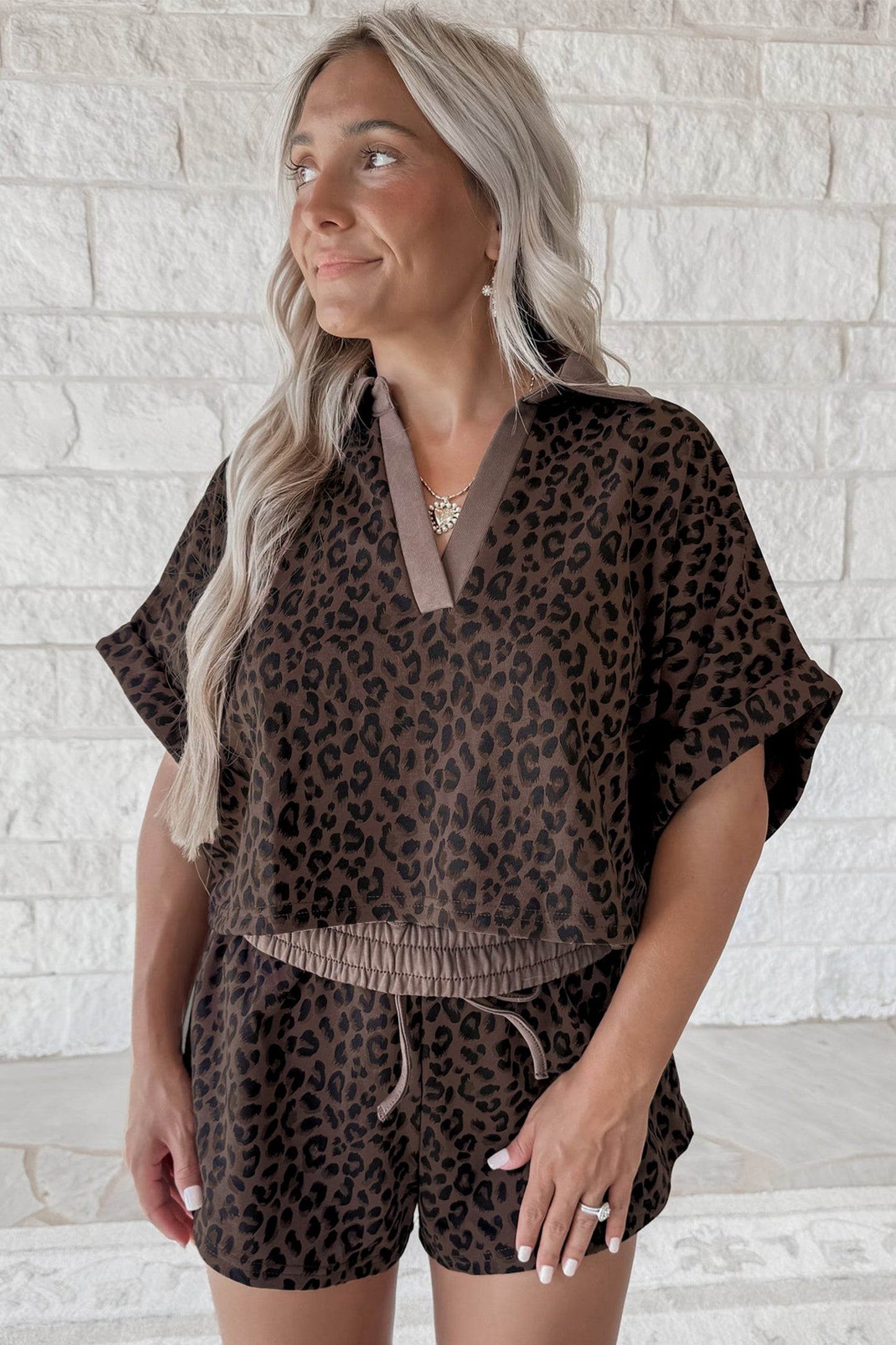 Conjunto corto de 2 piezas con cuello en V marrón y estampado de leopardo