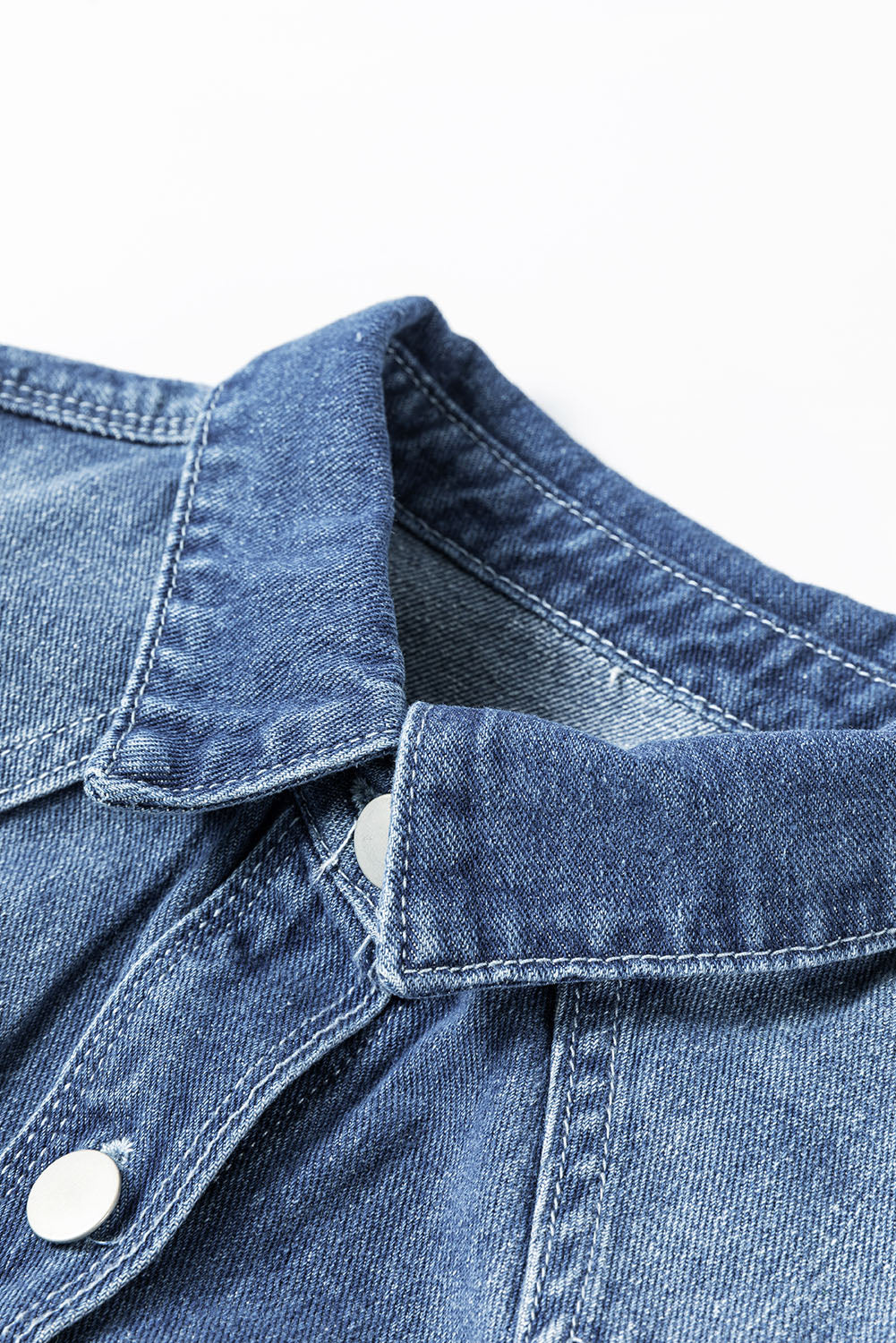 Chaqueta larga de jean celeste con lavado claro, efecto envejecido y deshilachado