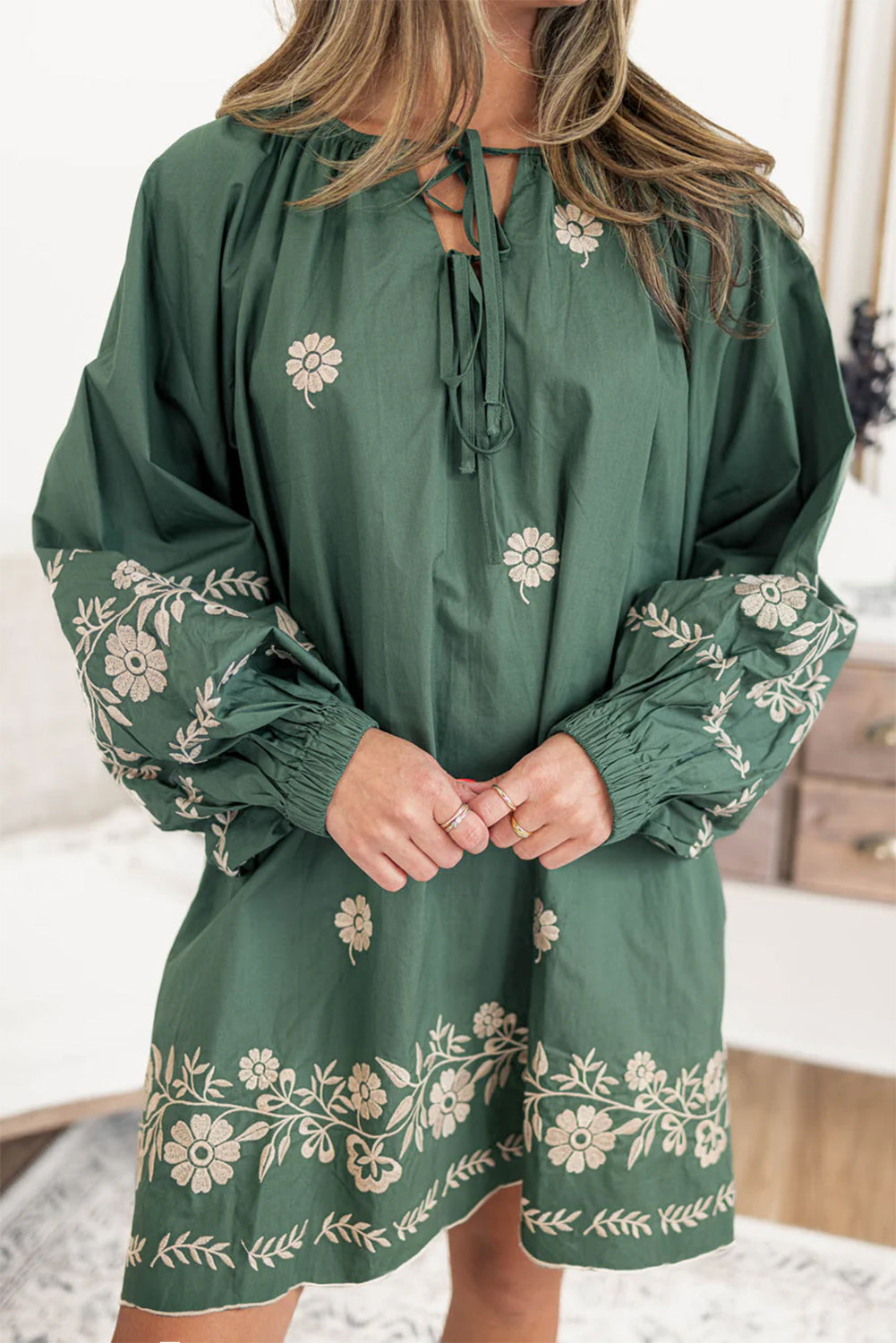 Vestido holgado verde niebla con estampado floral bohemio, cuello con lazo y mangas abullonadas