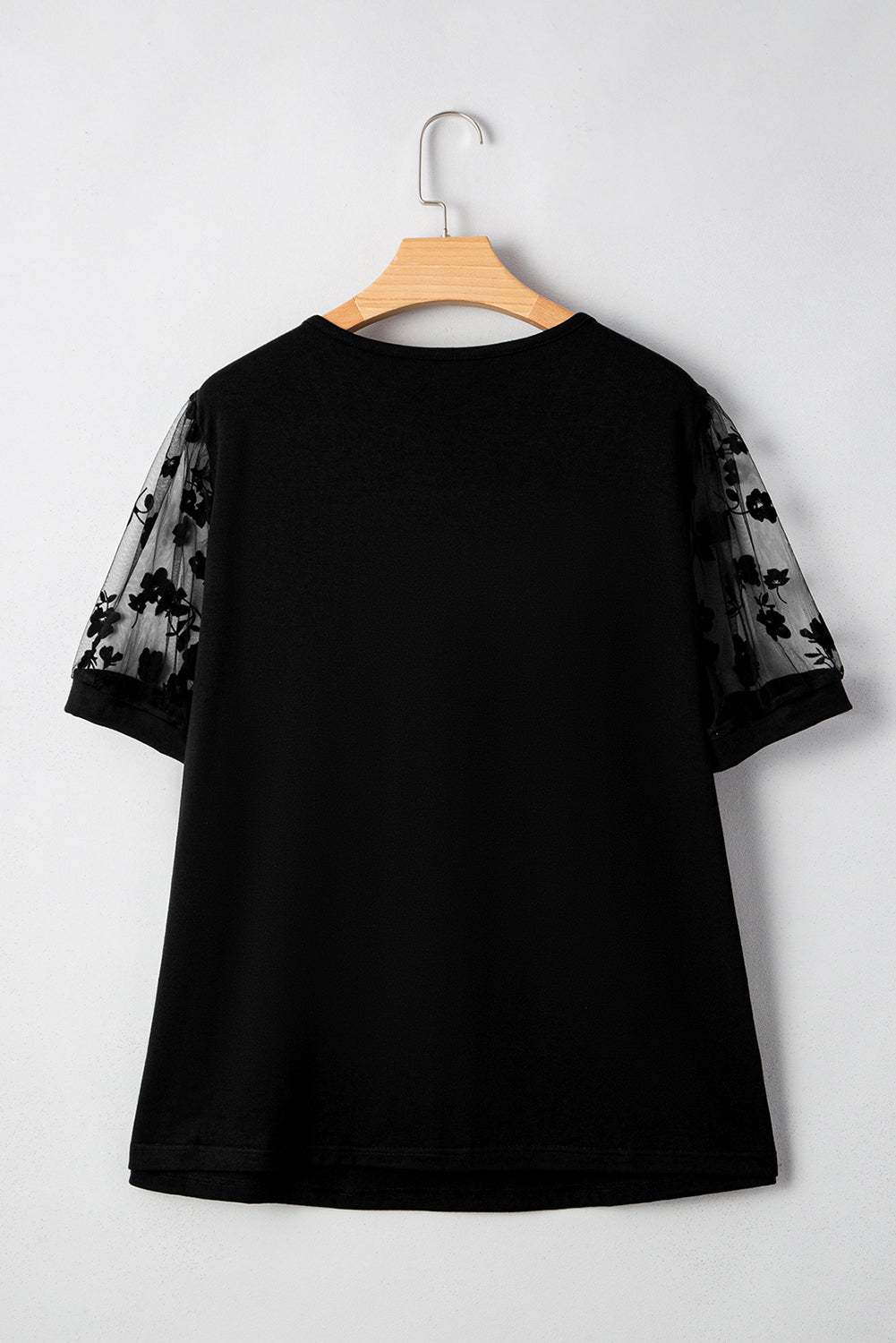 Camiseta Negra de Talla Grande con Estampado Floral de Malla y Escote en V Suelto