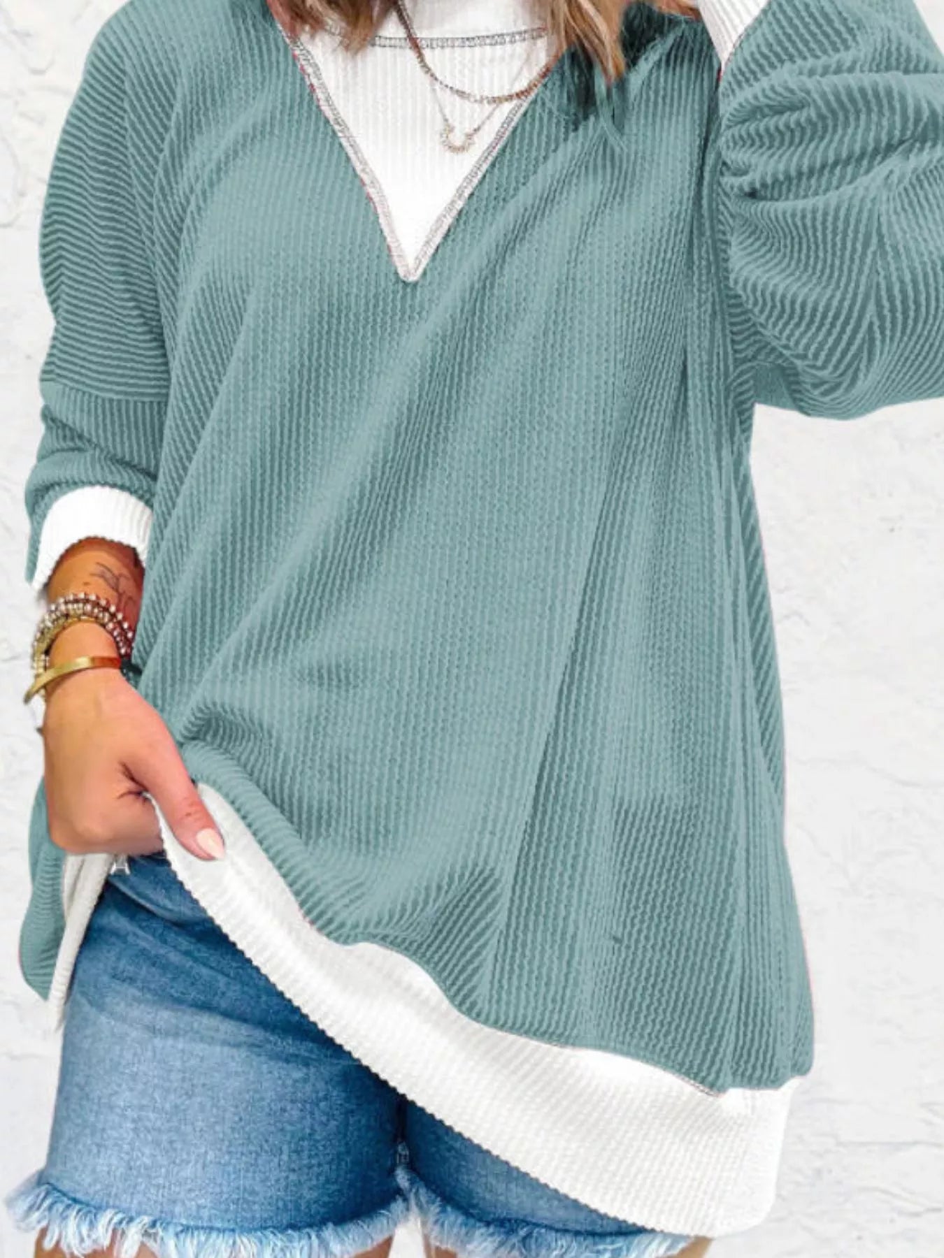Sudadera de hombros caídos en contraste