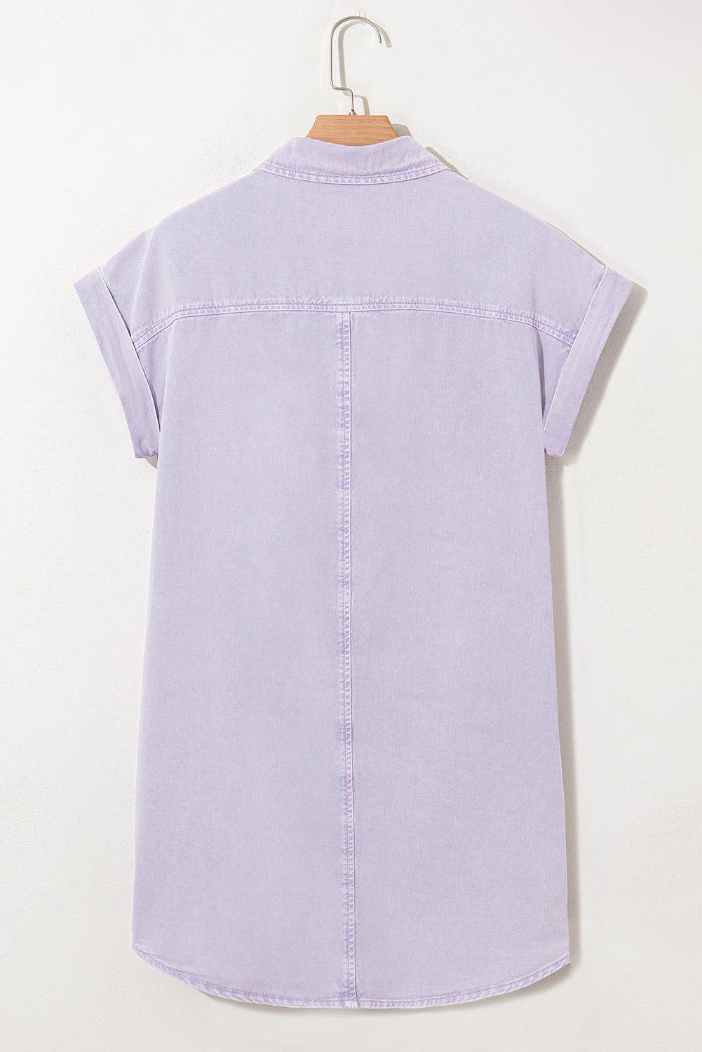 Vestido camisero vaquero de manga corta con dos bolsillos en el pecho y color pétalo de orquídea