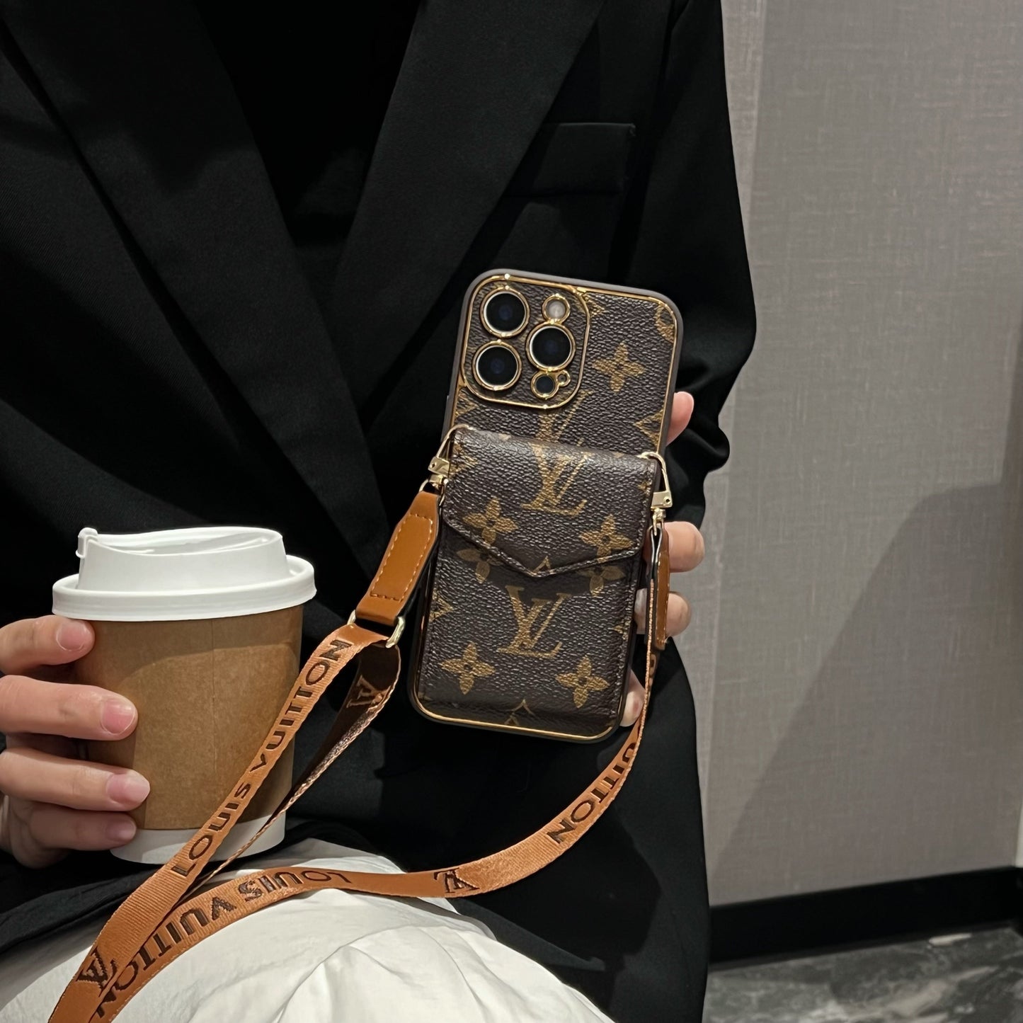 Elegante Funda Multifuncional para iPhone con Estampado LV - con Correa de Cadena, Soporte y Ranuras para Tarjetas